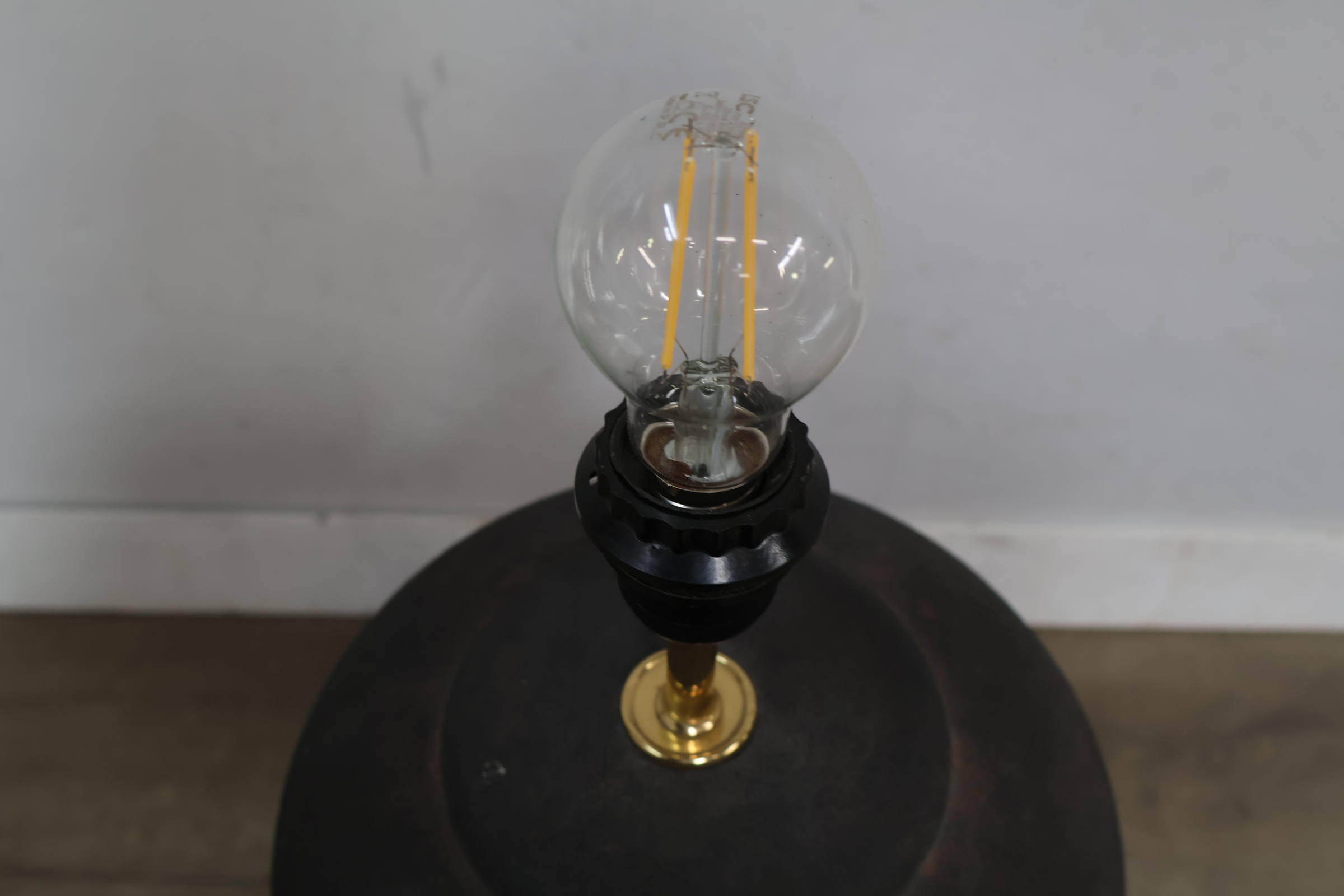 Zwarte tafellamp zonder kap – foto 5 – kavel bij GSD Auctions, Zoeterwoude
