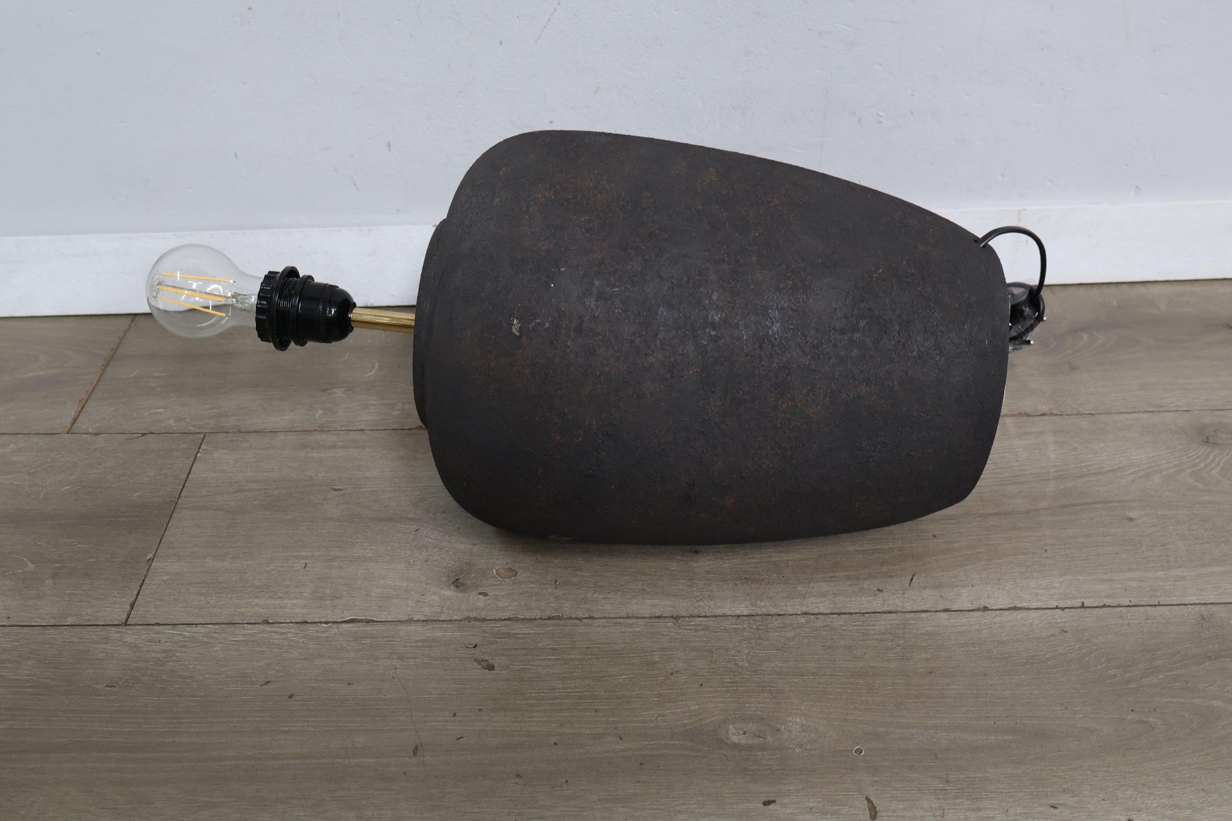 Zwarte tafellamp zonder kap – foto 8 – kavel bij GSD Auctions, Zoeterwoude