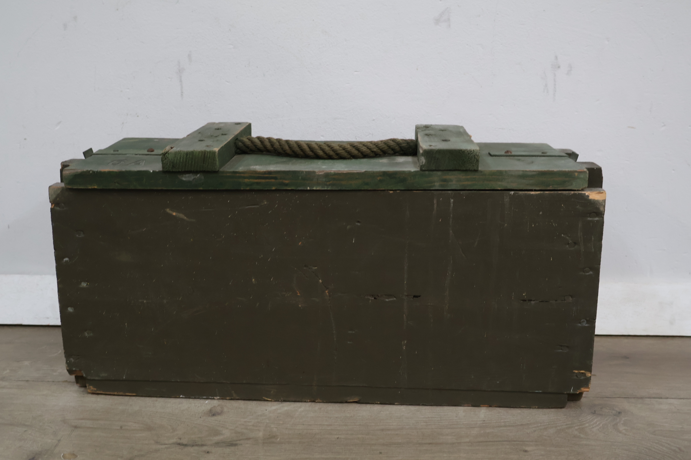 Militaire houten kist met groen touw handvat – foto 2 – kavel bij GSD Auctions, Zoeterwoude
