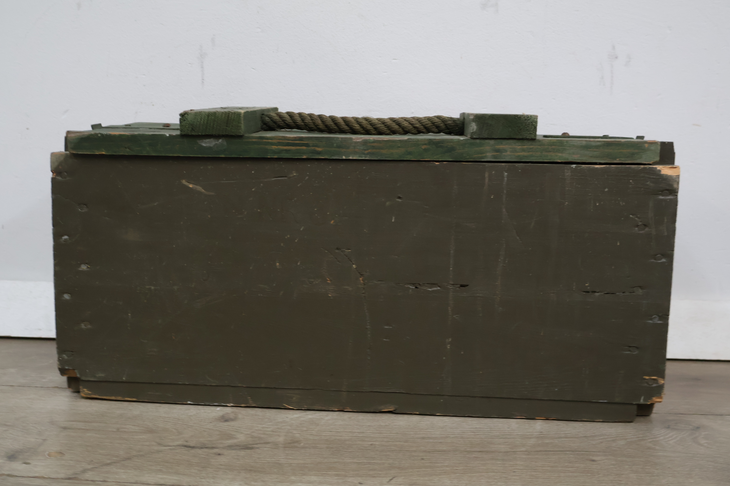 Militaire houten kist met groen touw handvat – foto 3 – kavel bij GSD Auctions, Zoeterwoude