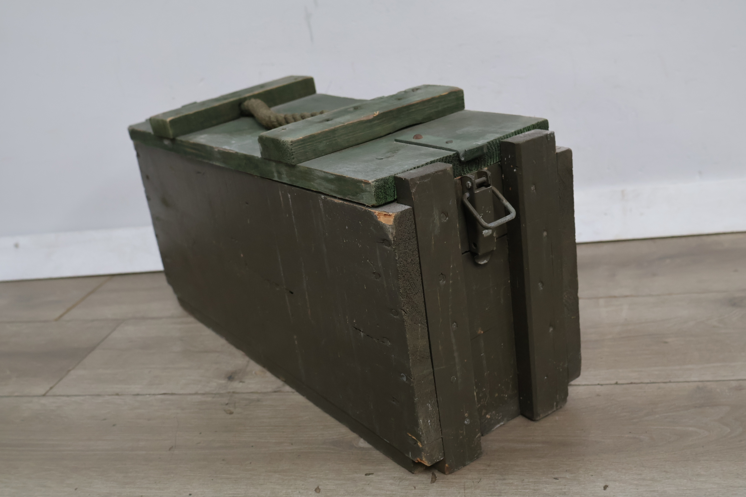 Militaire houten kist met groen touw handvat – foto 4 – kavel bij GSD Auctions, Zoeterwoude