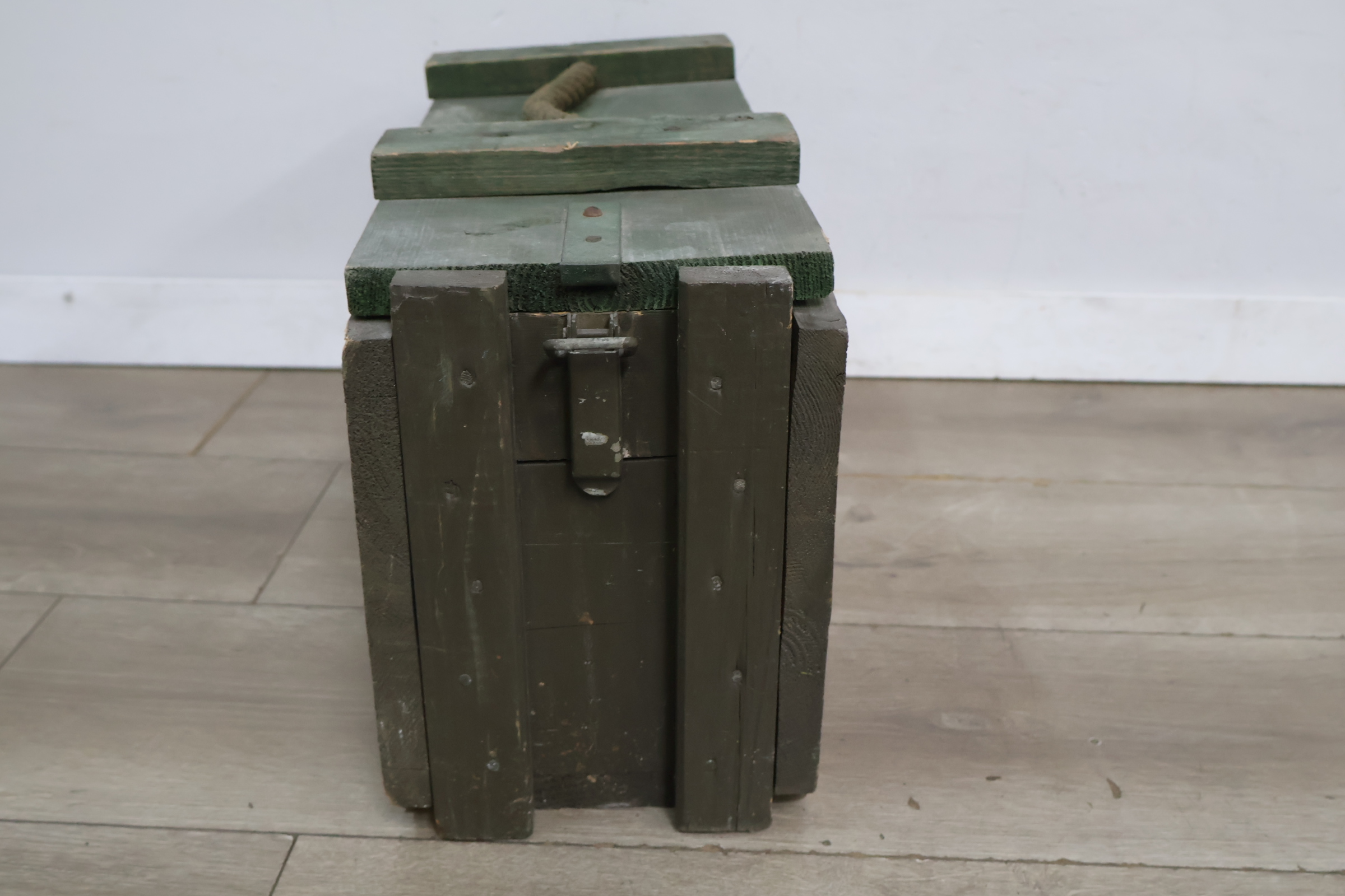 Militaire houten kist met groen touw handvat – foto 5 – kavel bij GSD Auctions, Zoeterwoude