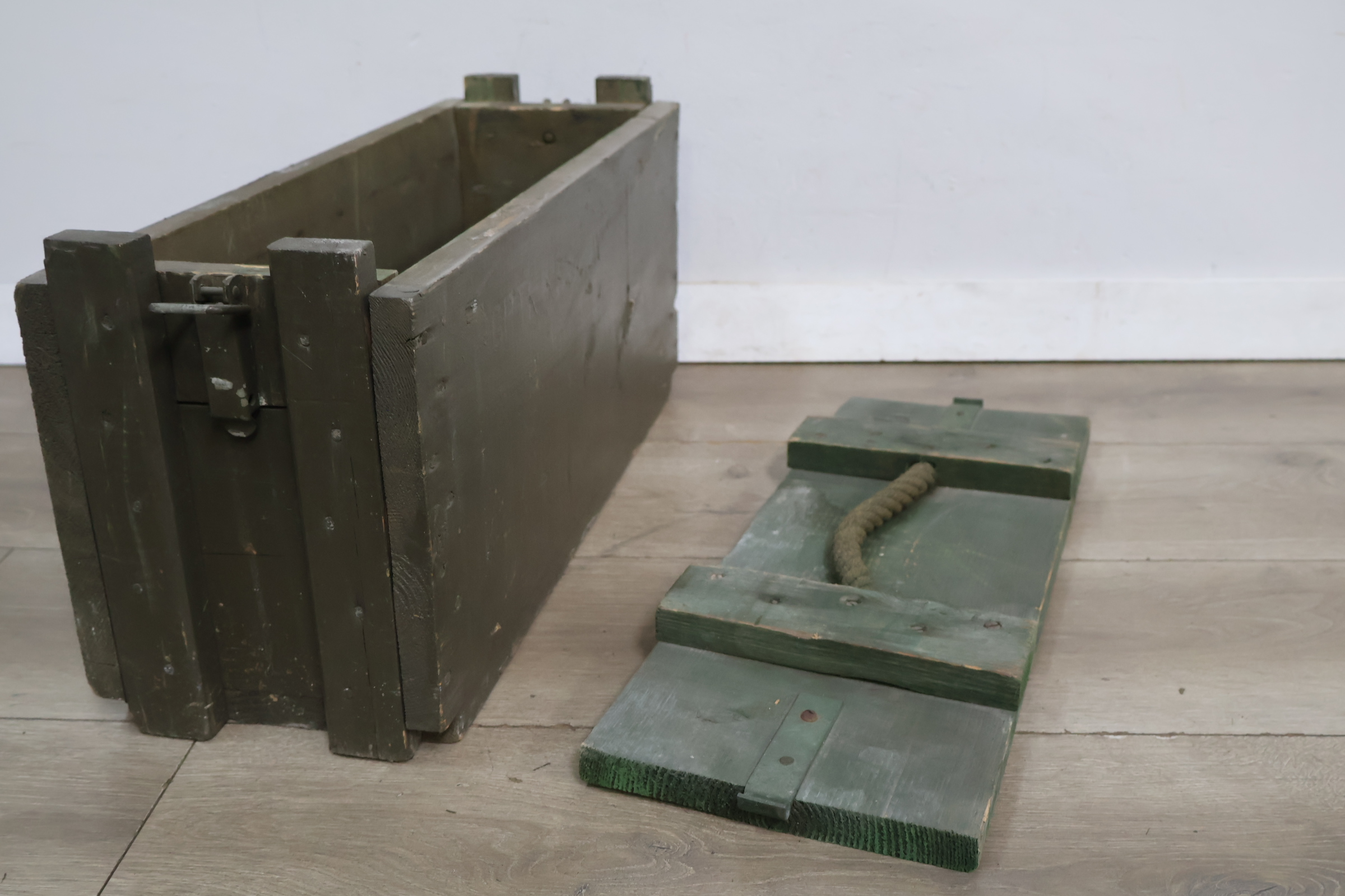 Militaire houten kist met groen touw handvat – foto 7 – kavel bij GSD Auctions, Zoeterwoude