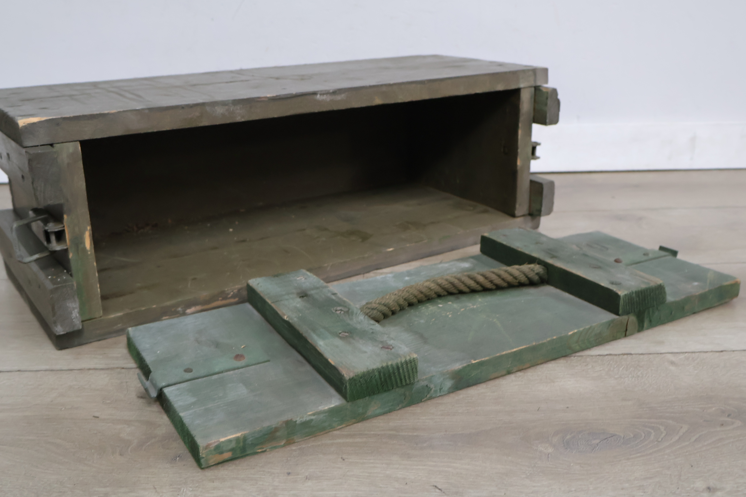Militaire houten kist met groen touw handvat – foto 8 – kavel bij GSD Auctions, Zoeterwoude