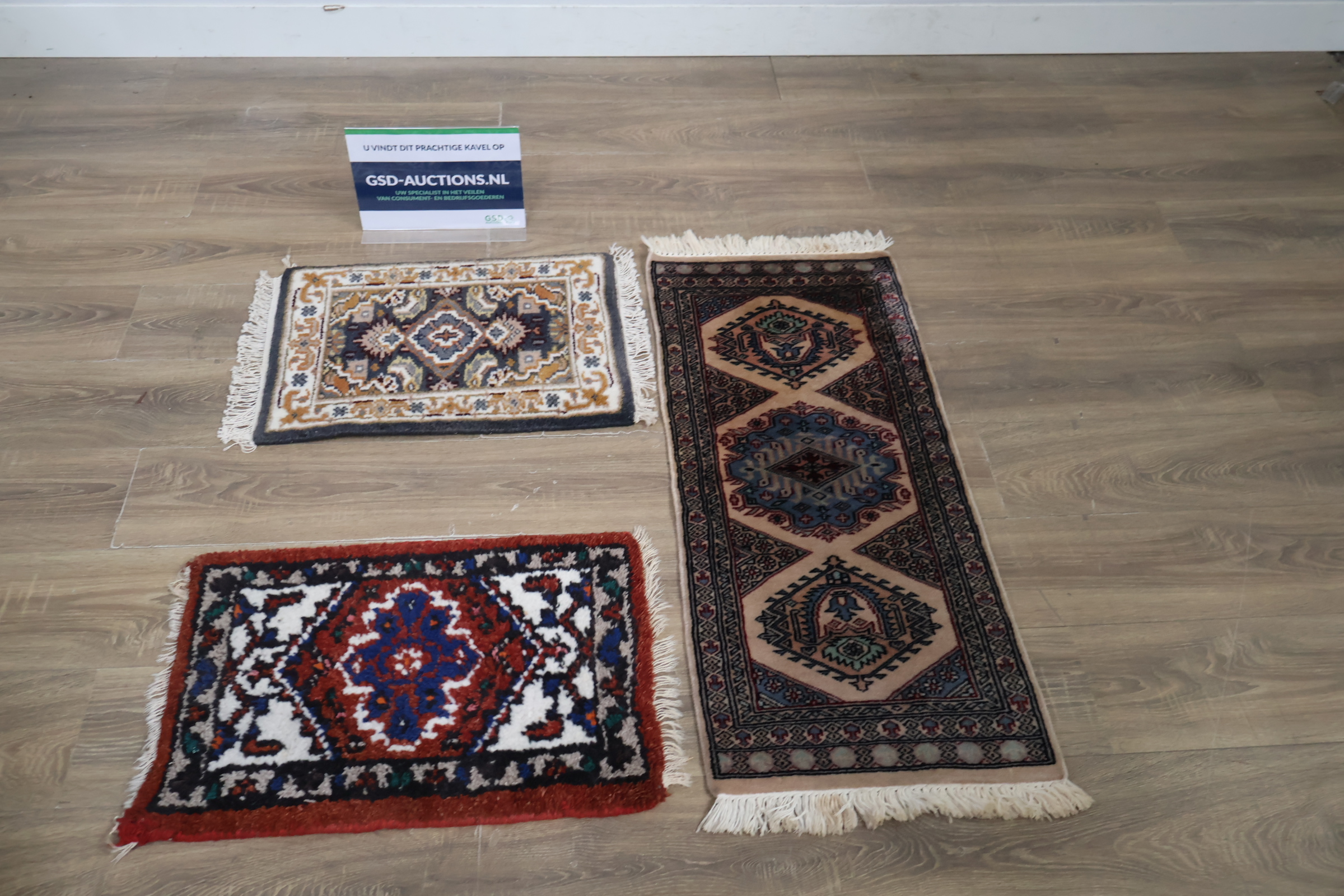 Set van 3 kleine tafelkleden met franjes – foto 2 – kavel bij GSD Auctions, Zoeterwoude
