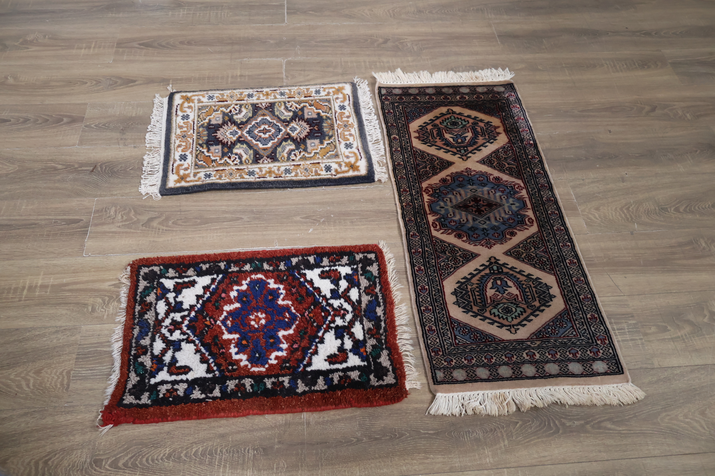 Set van 3 kleine tafelkleden met franjes – foto 3 – kavel bij GSD Auctions, Zoeterwoude