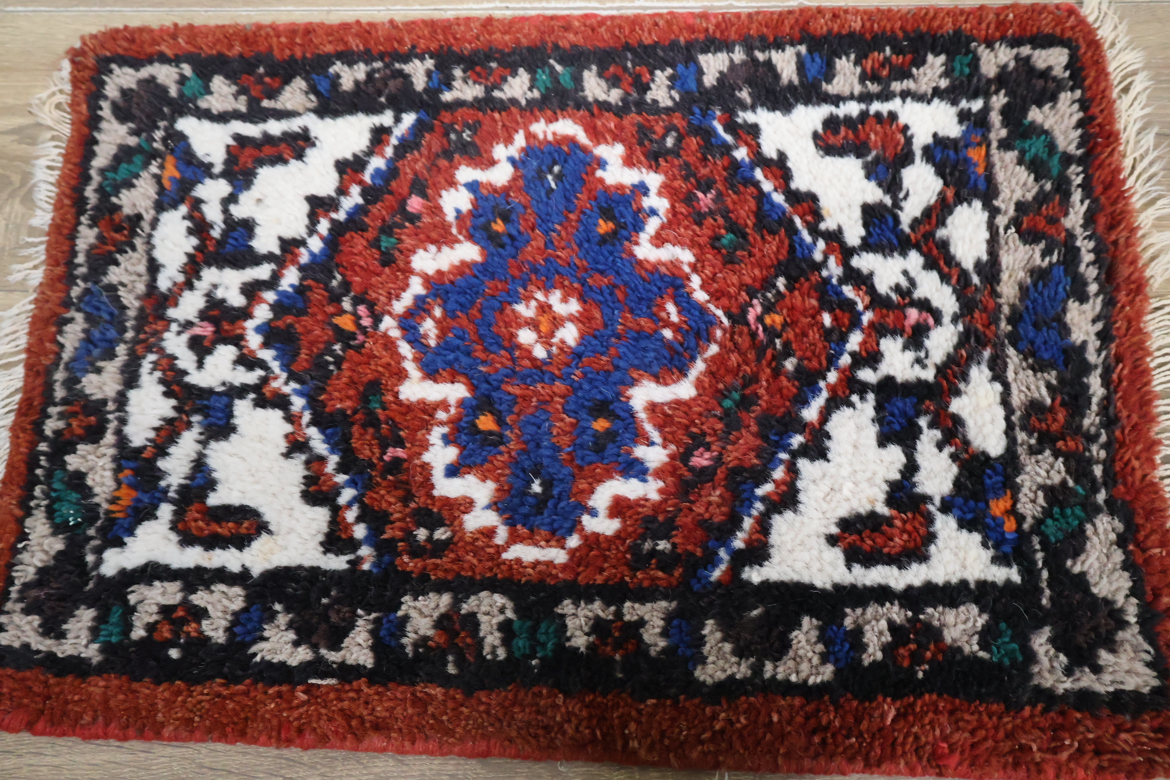 Set van 3 kleine tafelkleden met franjes – foto 4 – kavel bij GSD Auctions, Zoeterwoude