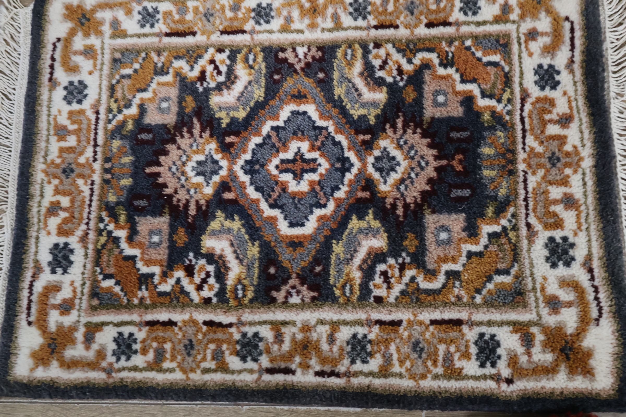 Set van 3 kleine tafelkleden met franjes – foto 6 – kavel bij GSD Auctions, Zoeterwoude