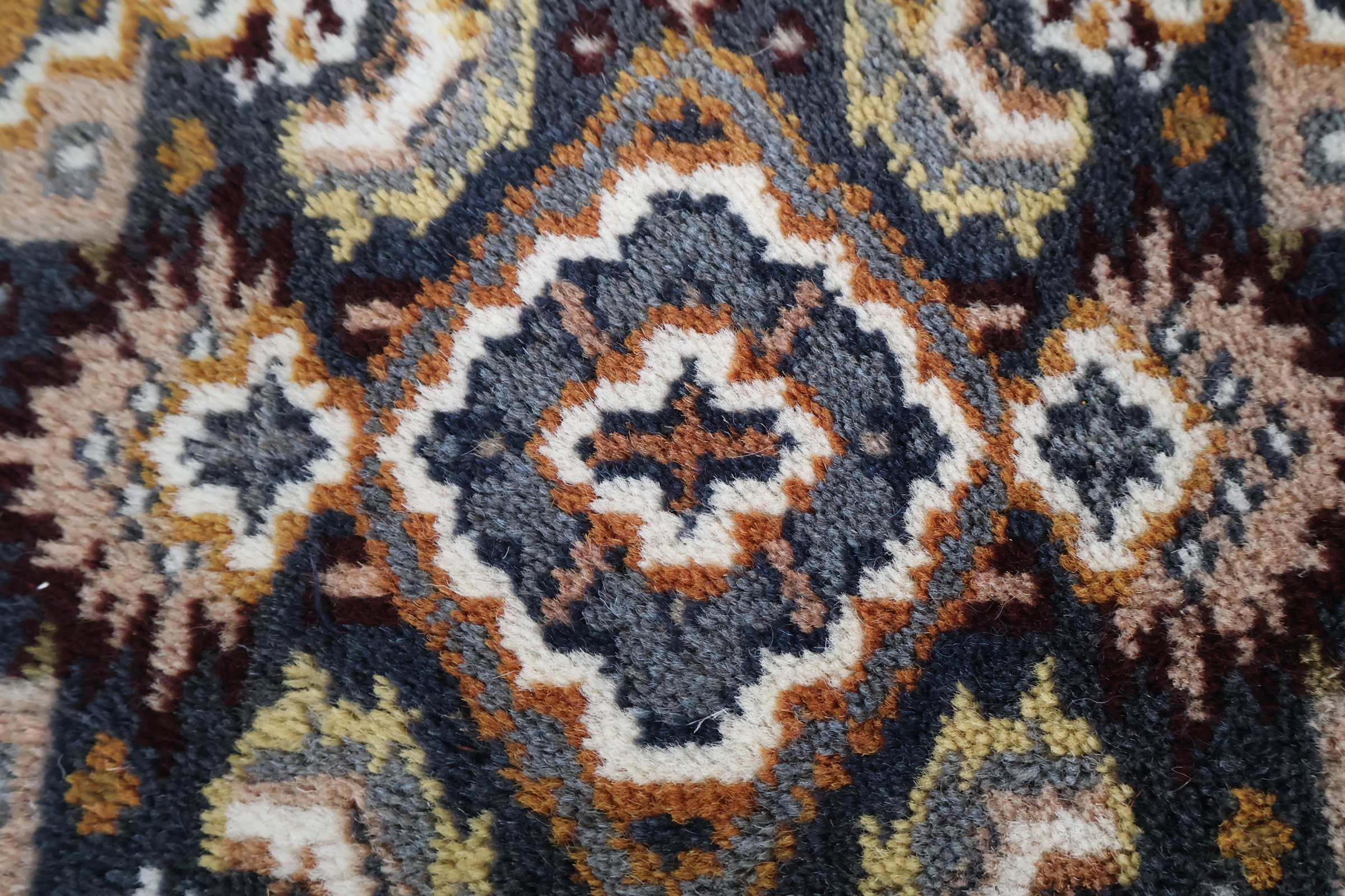 Set van 3 kleine tafelkleden met franjes – foto 7 – kavel bij GSD Auctions, Zoeterwoude