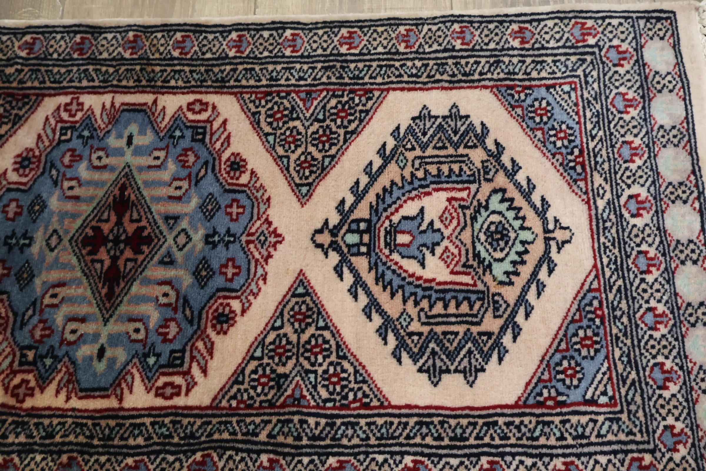 Set van 3 kleine tafelkleden met franjes – foto 8 – kavel bij GSD Auctions, Zoeterwoude