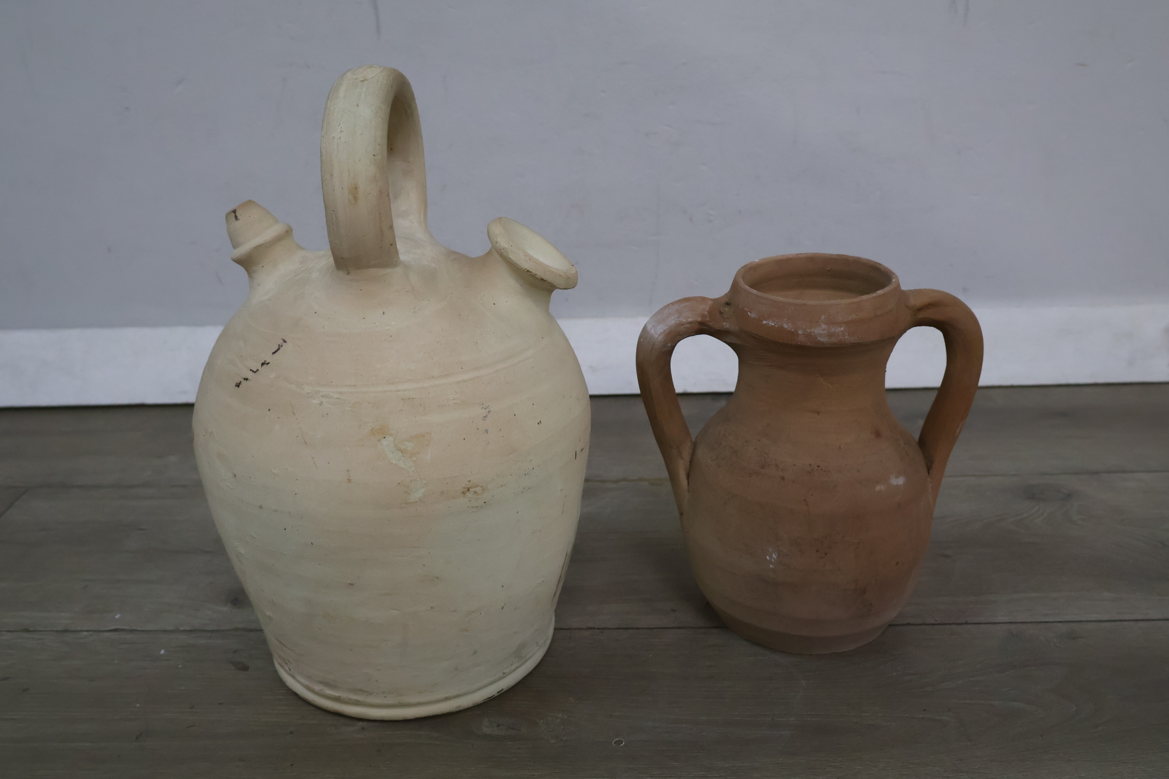 Set van twee keramische kannen – foto 3 – kavel bij GSD Auctions, Zoeterwoude