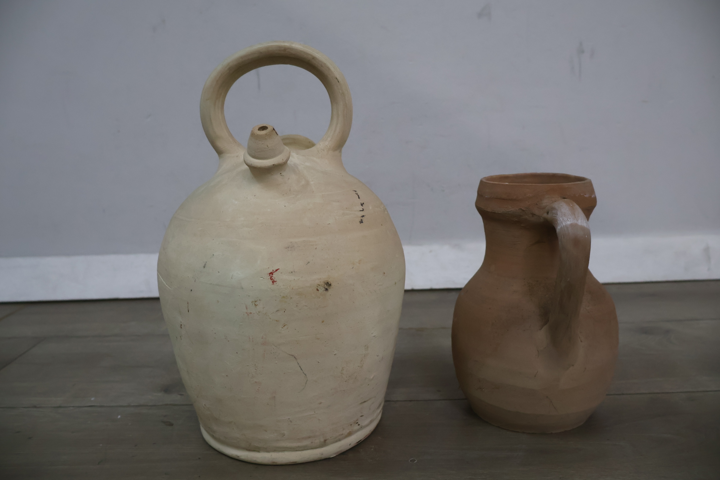 Set van twee keramische kannen – foto 4 – kavel bij GSD Auctions, Zoeterwoude