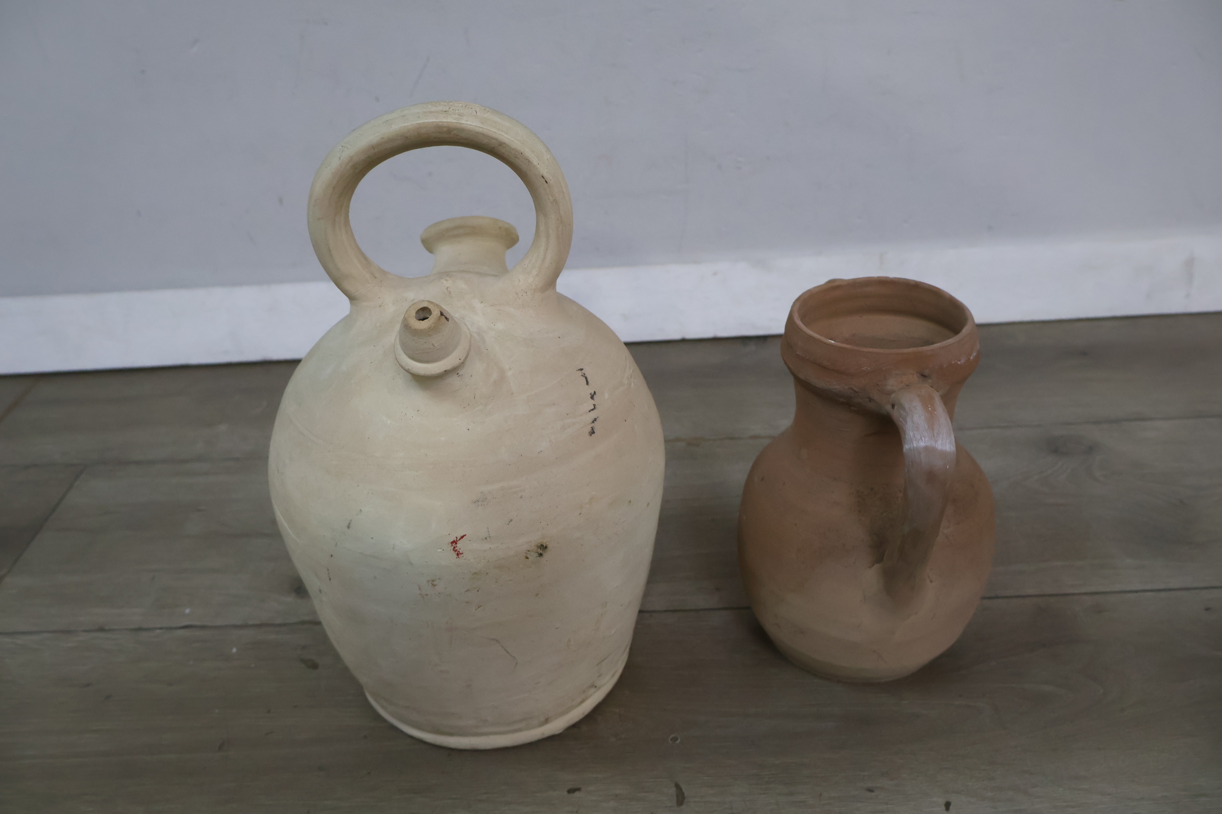 Set van twee keramische kannen – foto 5 – kavel bij GSD Auctions, Zoeterwoude