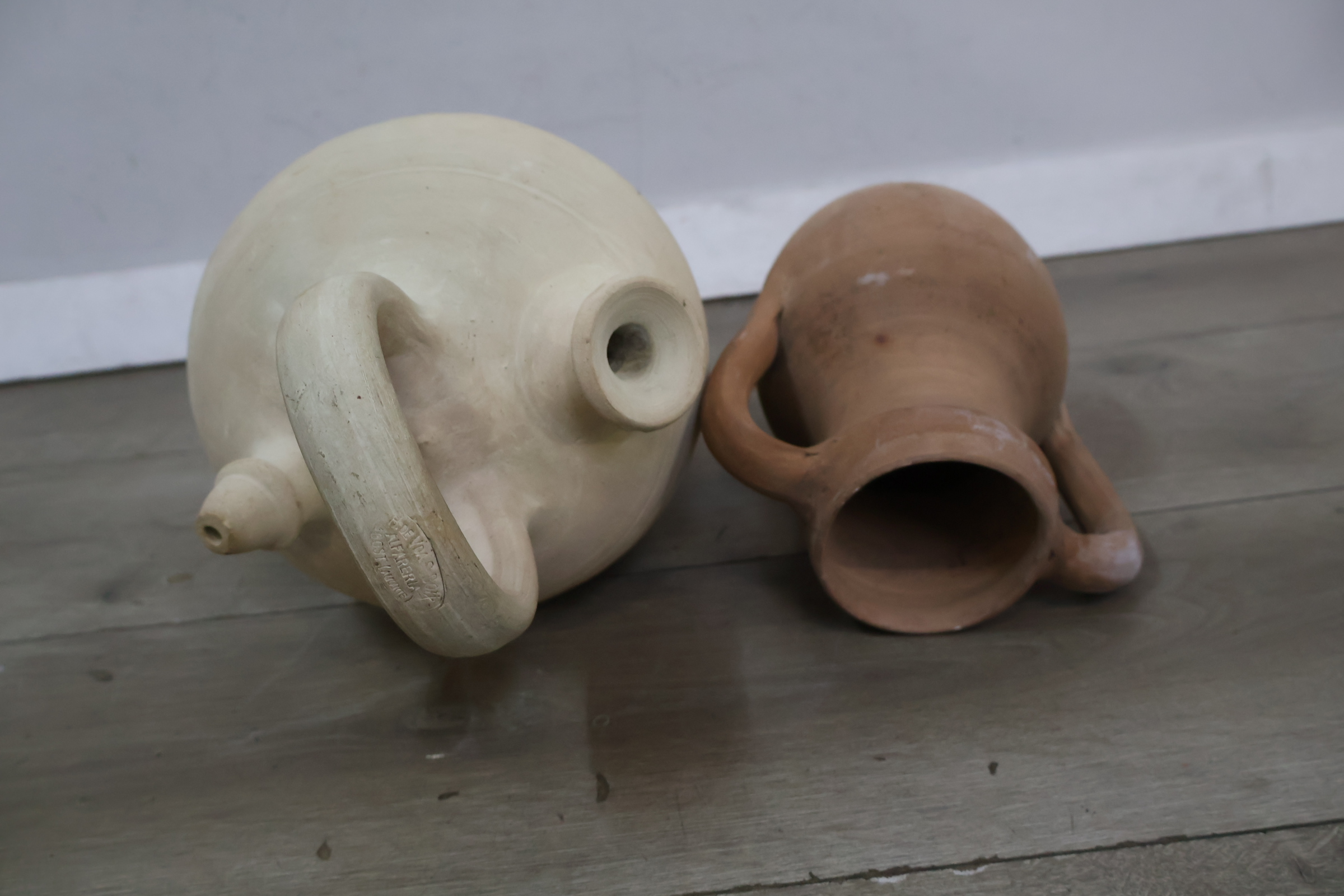 Set van twee keramische kannen – foto 6 – kavel bij GSD Auctions, Zoeterwoude