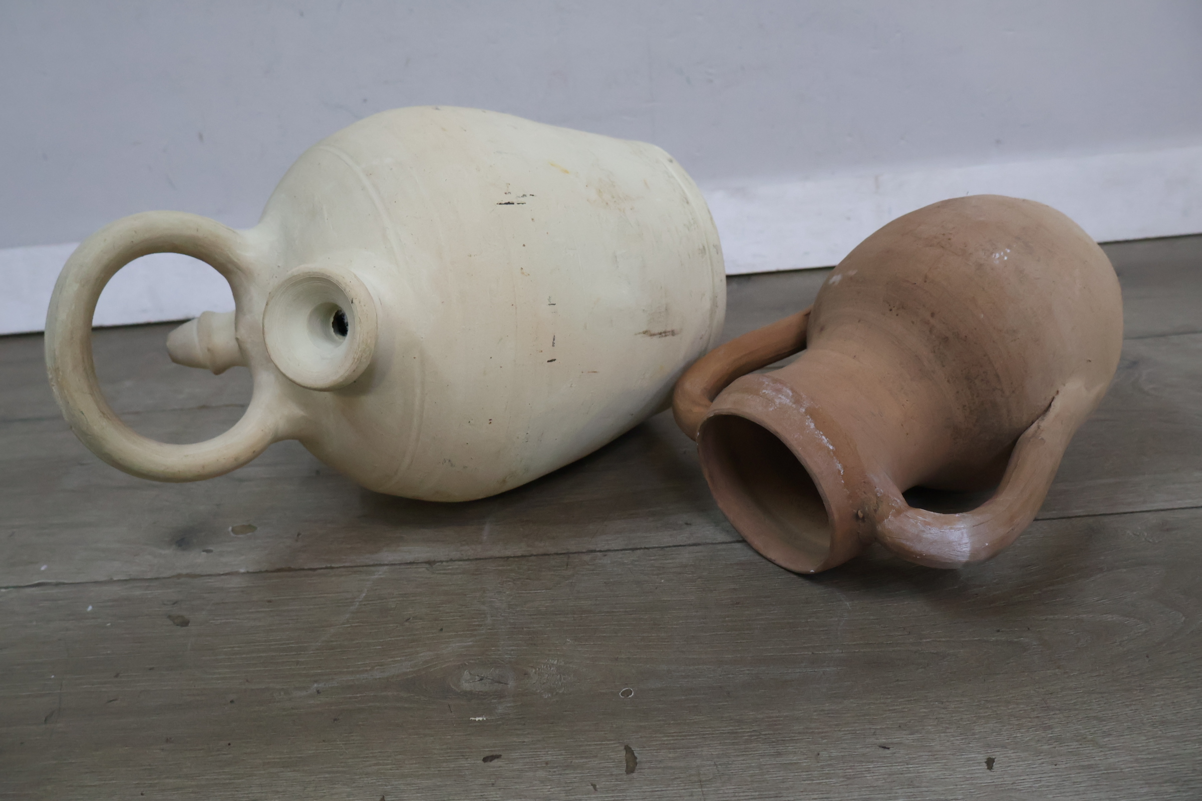 Set van twee keramische kannen – foto 7 – kavel bij GSD Auctions, Zoeterwoude