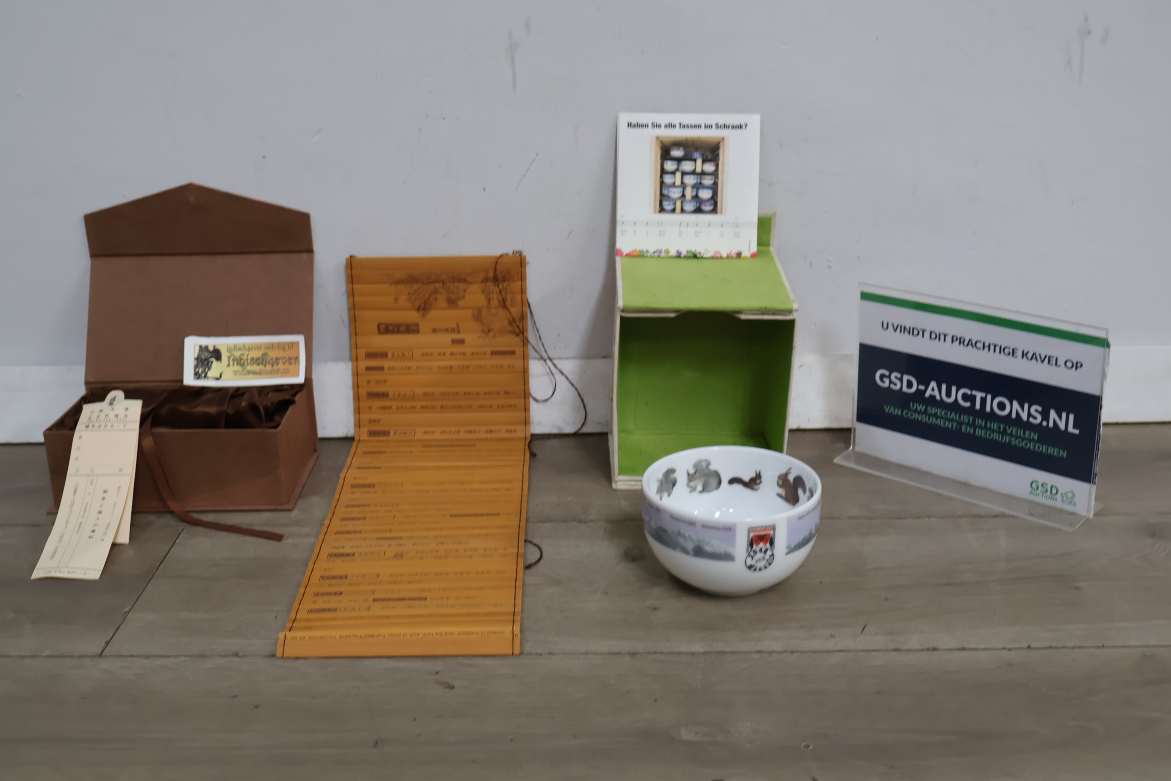 Set sierkommen en houten kalender – kavel bij GSD Auctions, Zoeterwoude