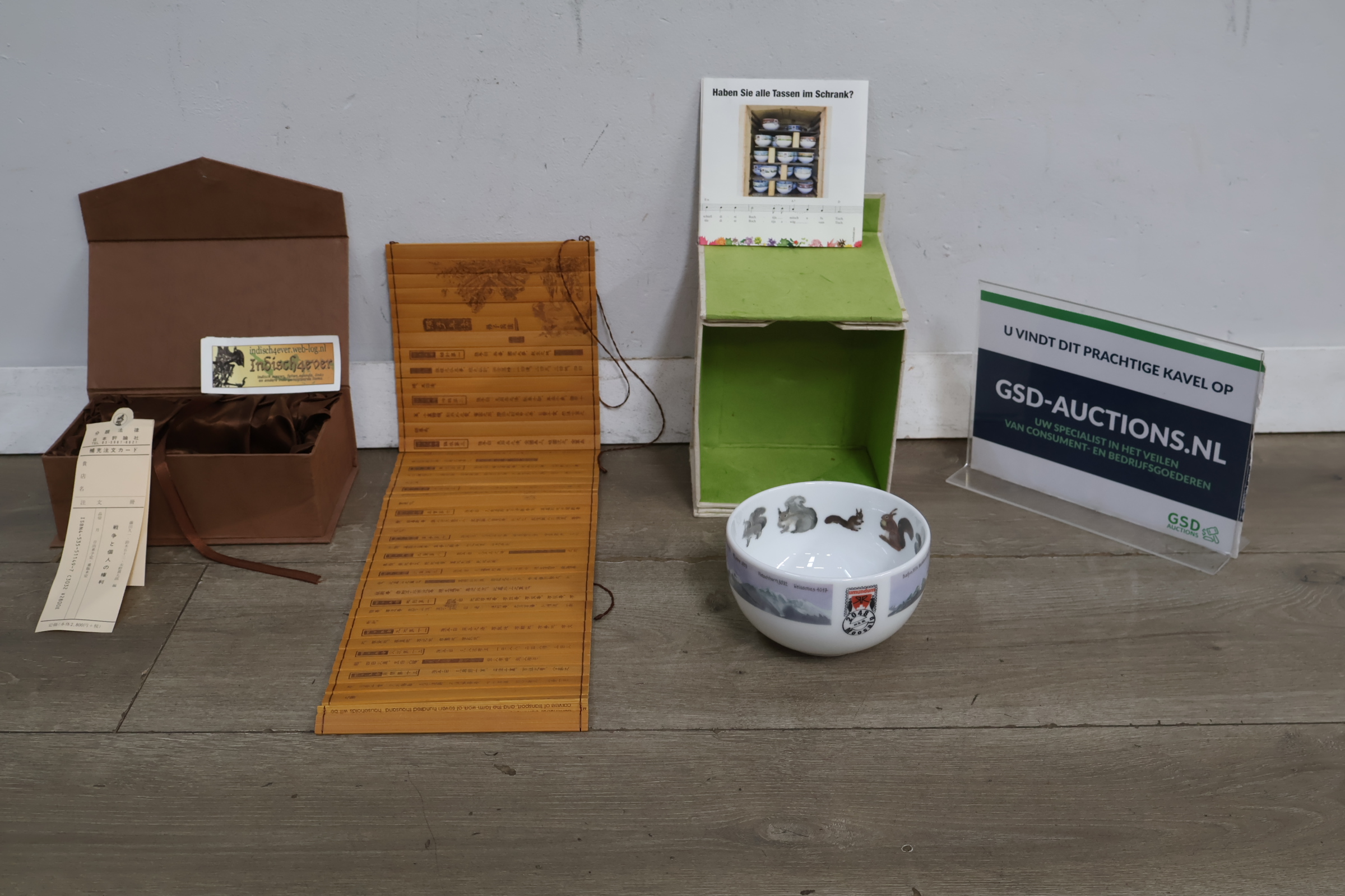 Set sierkommen en houten kalender – foto 2 – kavel bij GSD Auctions, Zoeterwoude