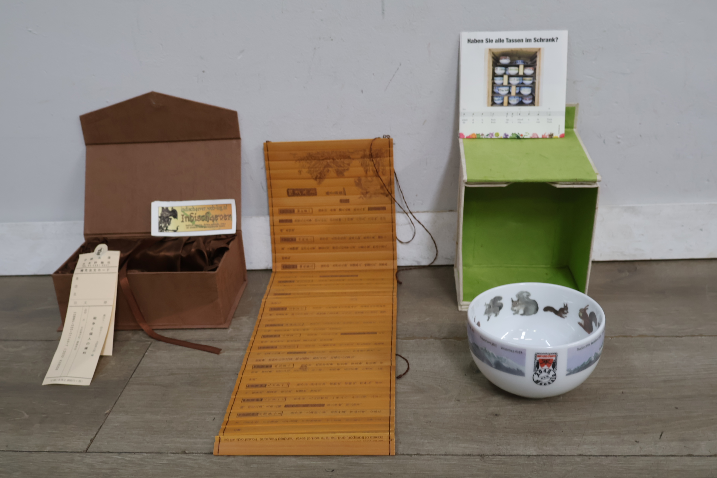 Set sierkommen en houten kalender – foto 3 – kavel bij GSD Auctions, Zoeterwoude
