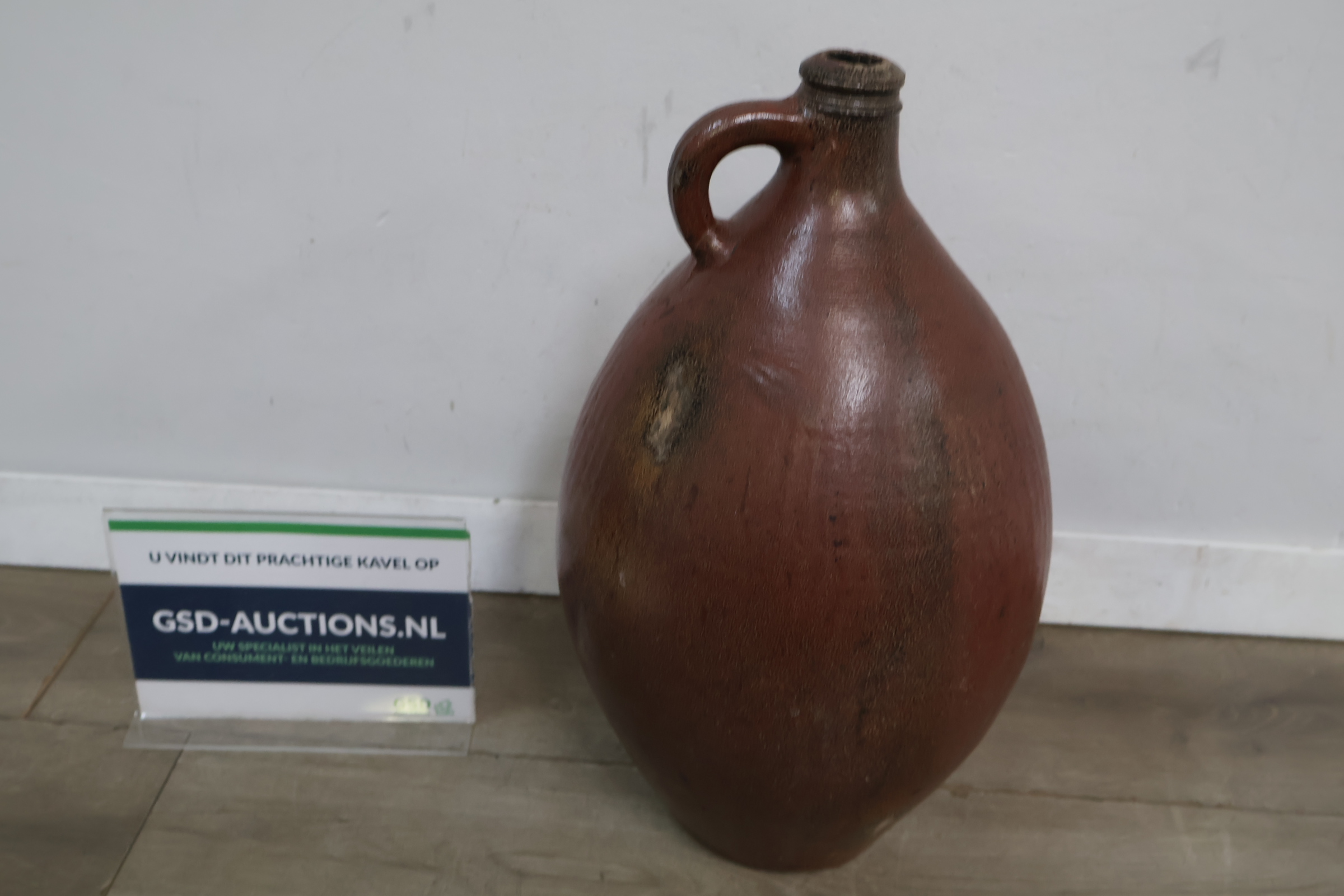 Grote bruine stenen kruik met handvat – foto 2 – kavel bij GSD Auctions, Zoeterwoude