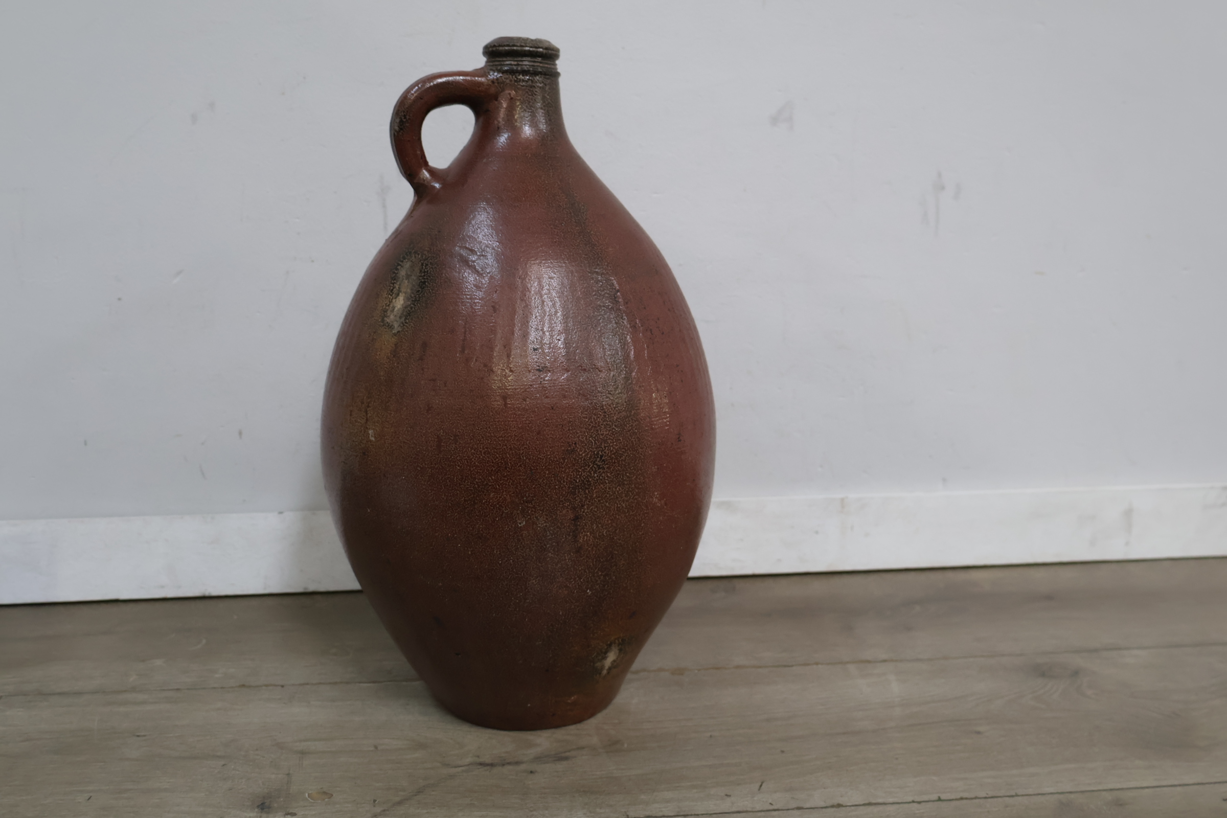 Grote bruine stenen kruik met handvat – foto 3 – kavel bij GSD Auctions, Zoeterwoude