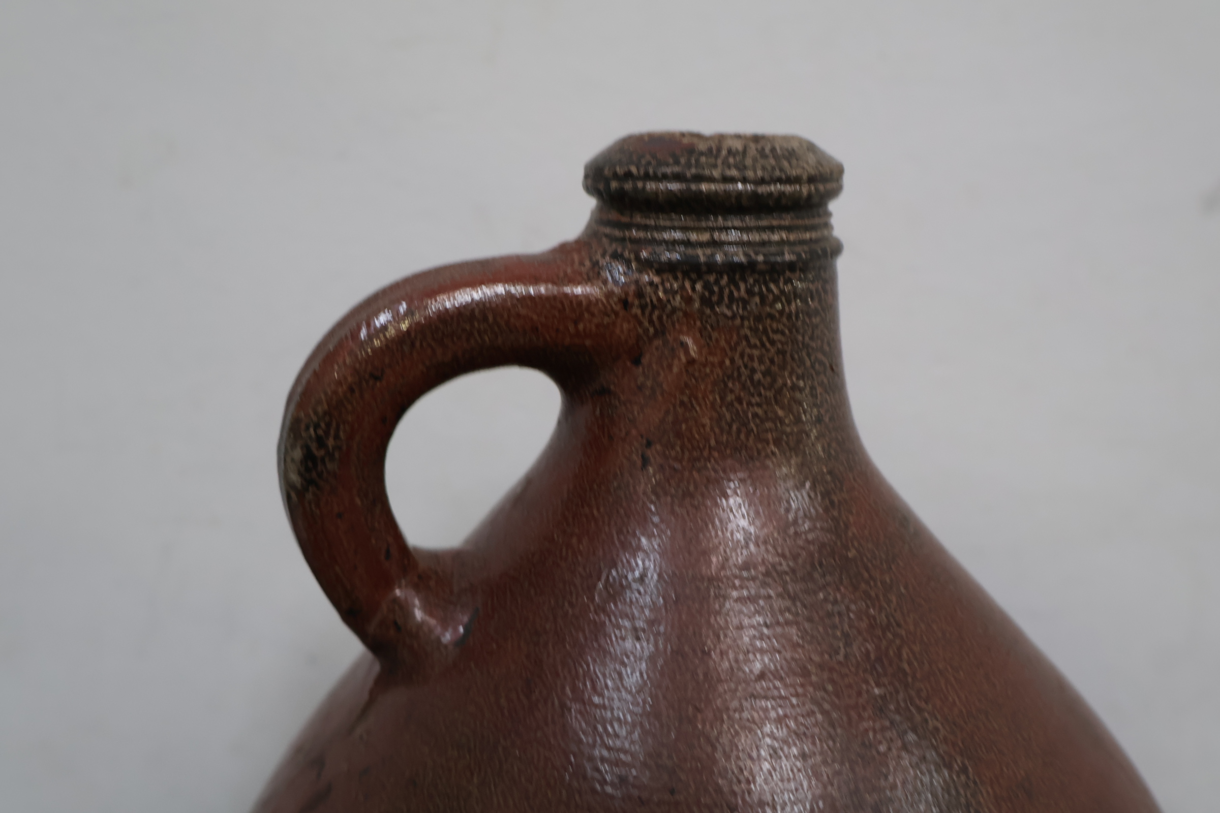 Grote bruine stenen kruik met handvat – foto 4 – kavel bij GSD Auctions, Zoeterwoude