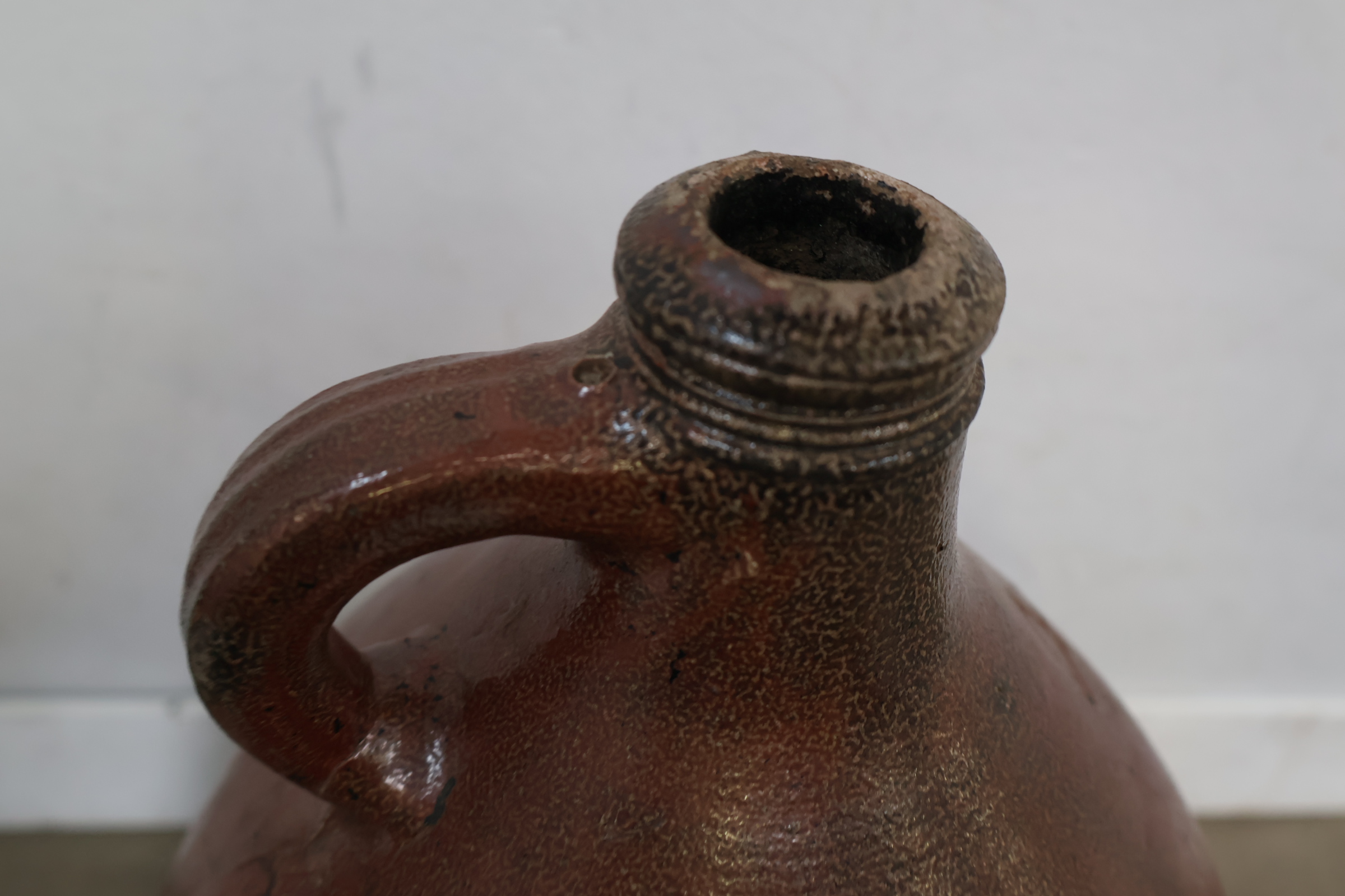 Grote bruine stenen kruik met handvat – foto 5 – kavel bij GSD Auctions, Zoeterwoude