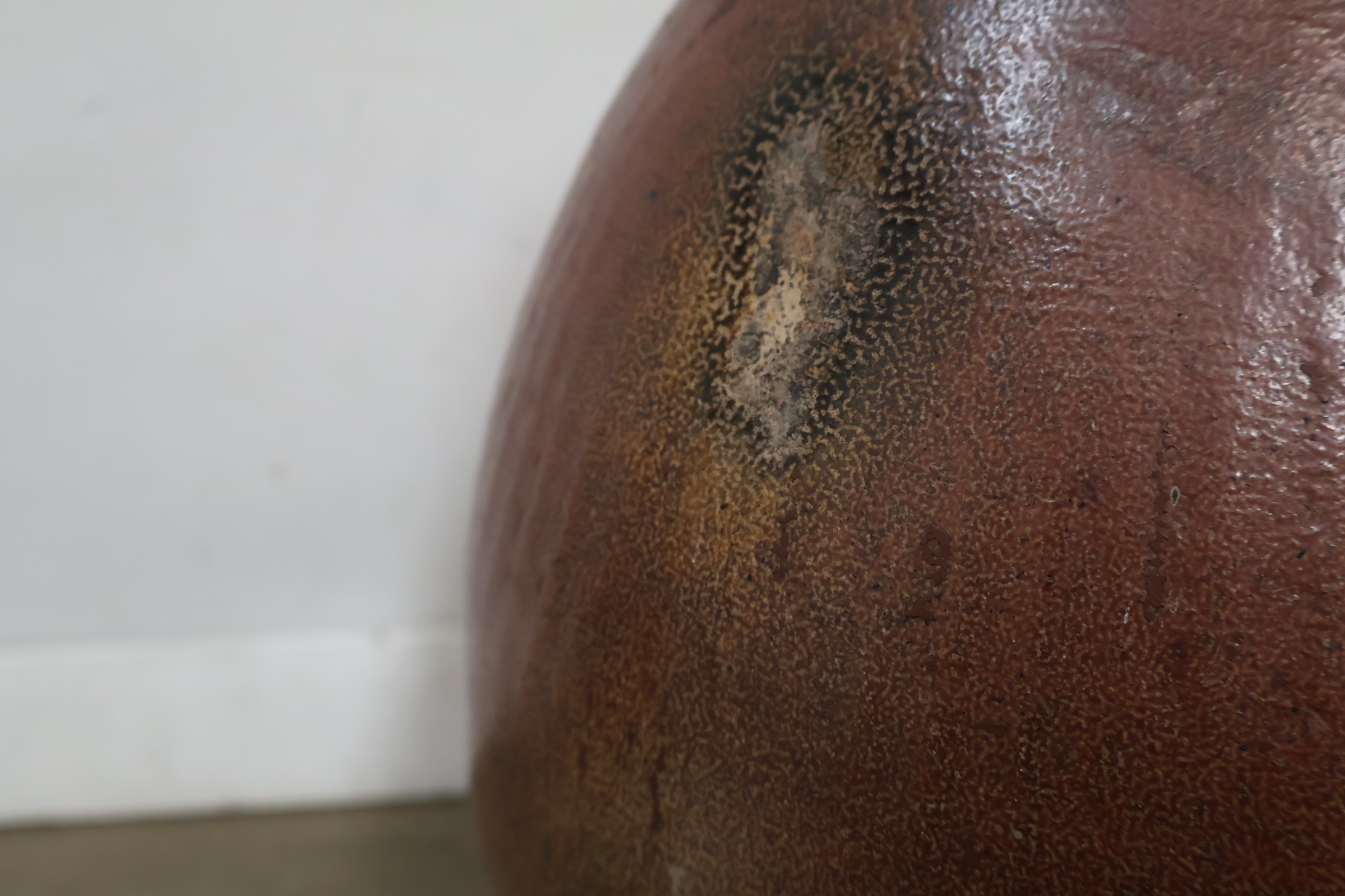 Grote bruine stenen kruik met handvat – foto 6 – kavel bij GSD Auctions, Zoeterwoude