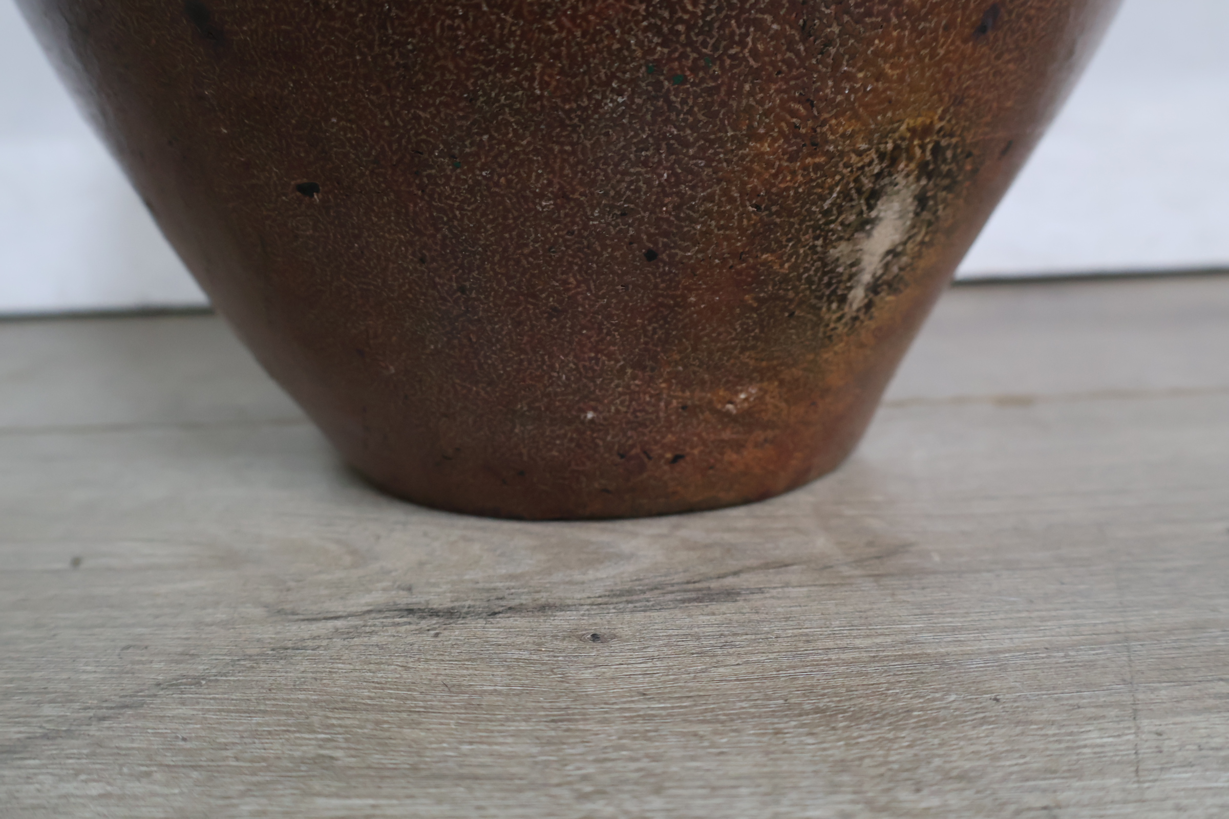 Grote bruine stenen kruik met handvat – foto 7 – kavel bij GSD Auctions, Zoeterwoude