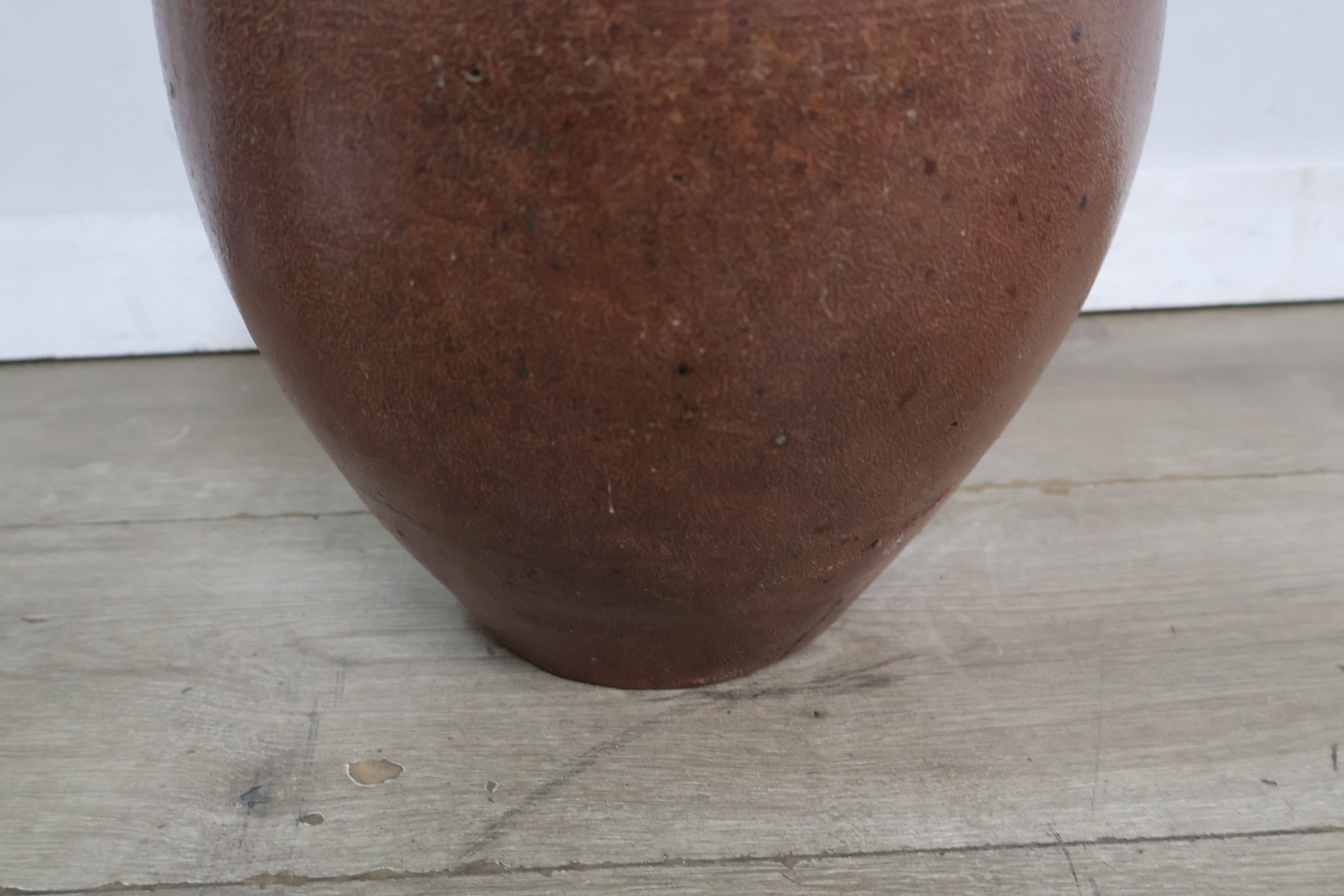 Grote bruine stenen kruik met handvat – foto 8 – kavel bij GSD Auctions, Zoeterwoude