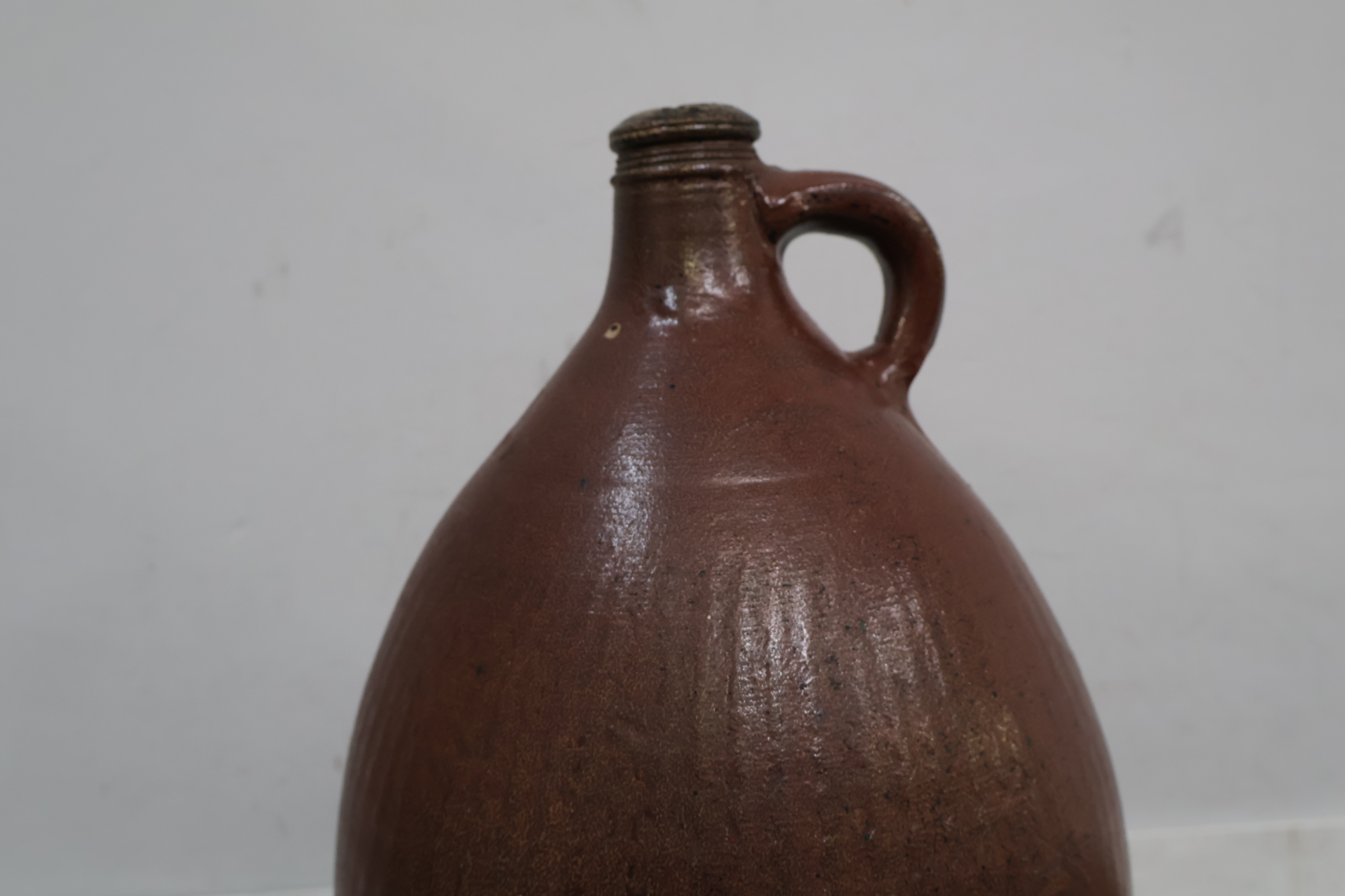 Grote bruine stenen kruik met handvat – foto 9 – kavel bij GSD Auctions, Zoeterwoude