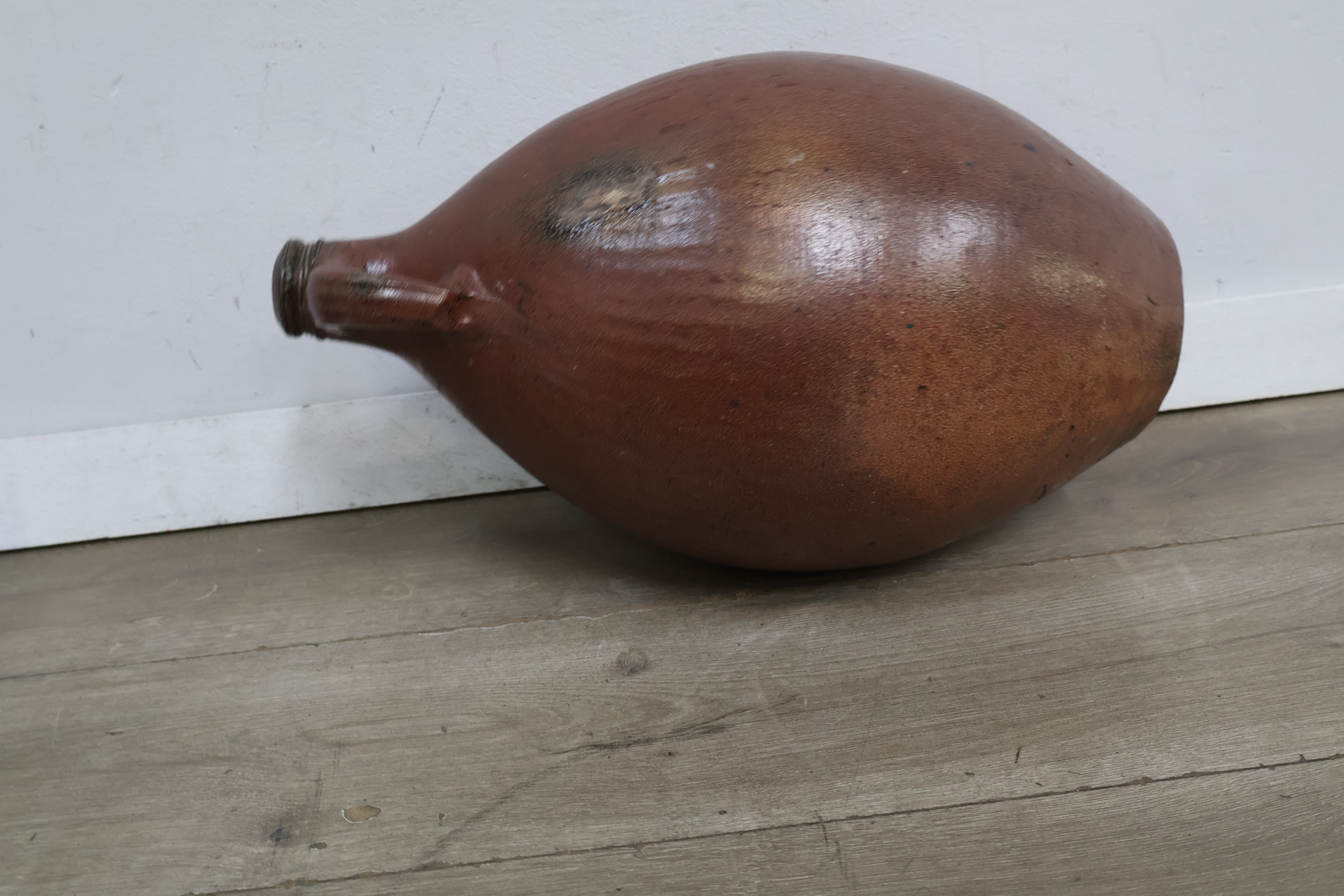 Grote bruine stenen kruik met handvat – foto 10 – kavel bij GSD Auctions, Zoeterwoude