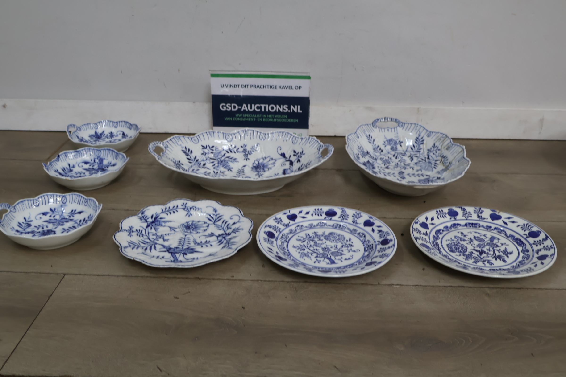 Serviesset blauw witte porseleinen borden en schalen – kavel bij GSD Auctions, Zoeterwoude