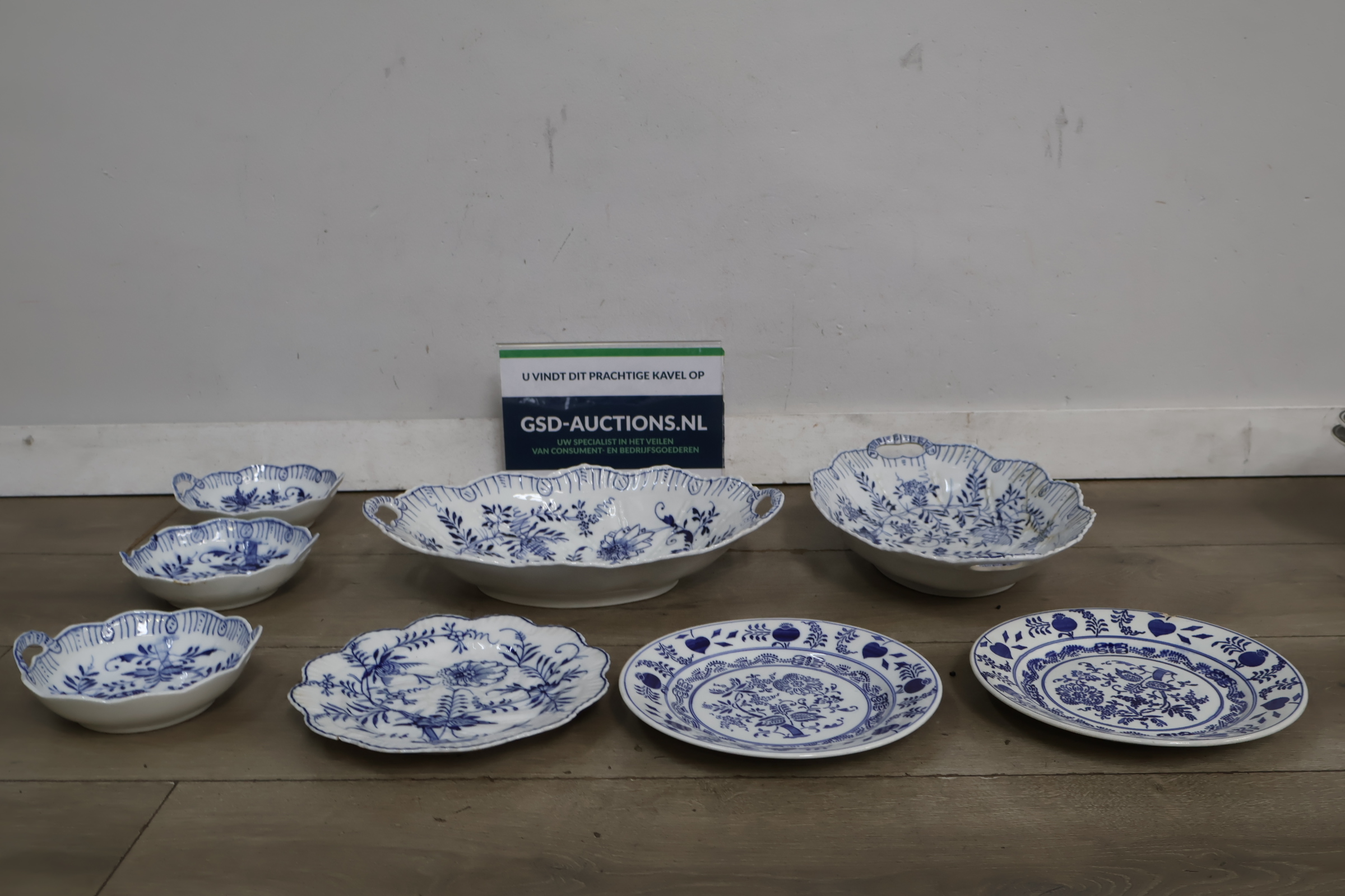 Serviesset blauw witte porseleinen borden en schalen – foto 2 – kavel bij GSD Auctions, Zoeterwoude