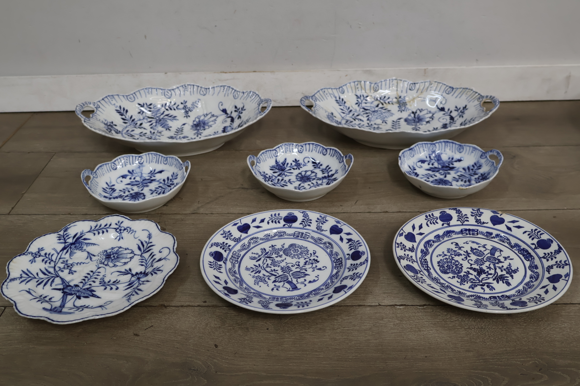 Serviesset blauw witte porseleinen borden en schalen – foto 3 – kavel bij GSD Auctions, Zoeterwoude