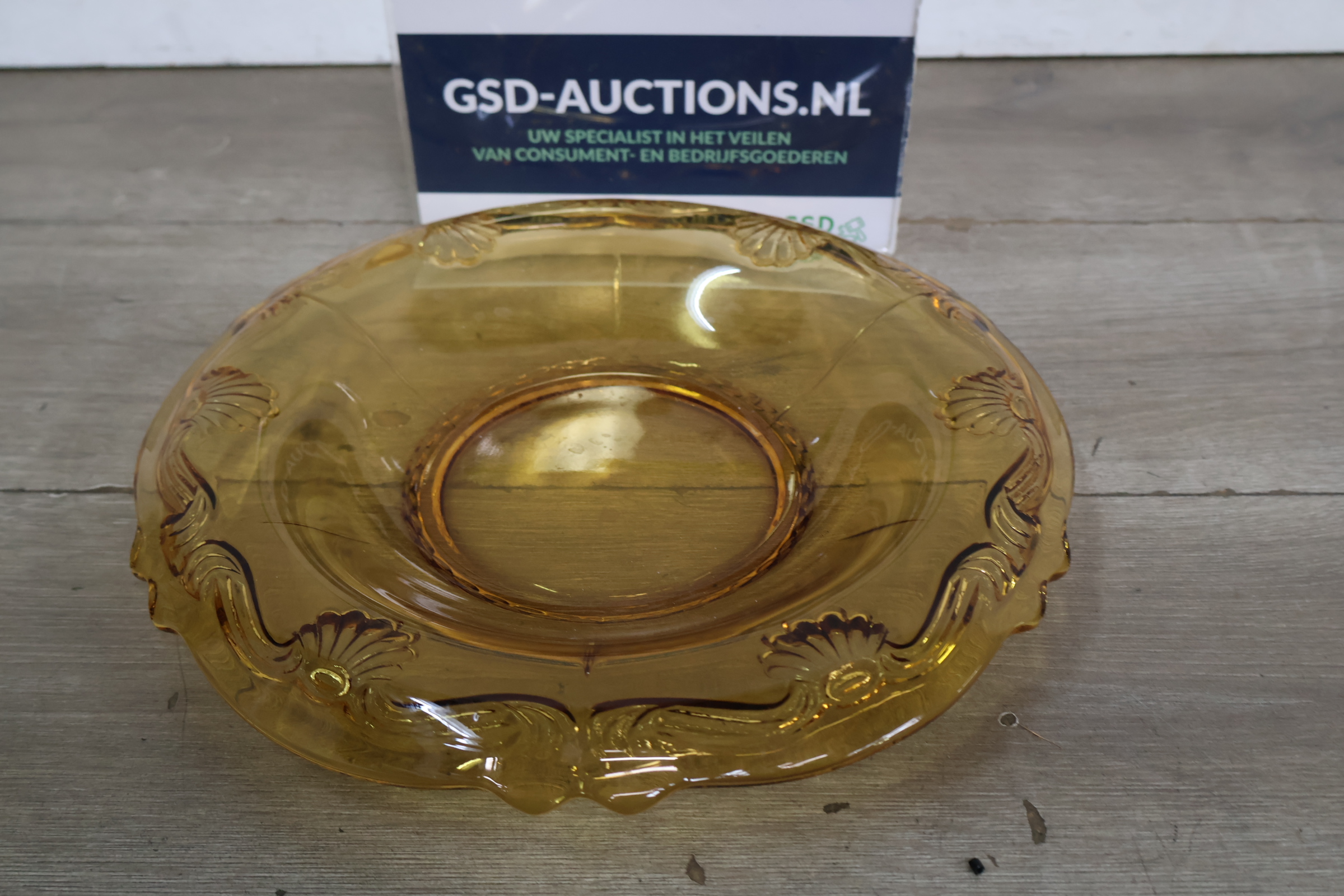 Amberkleurig glazen serveerschaal met reliëfdecoratie – kavel bij GSD Auctions, Zoeterwoude