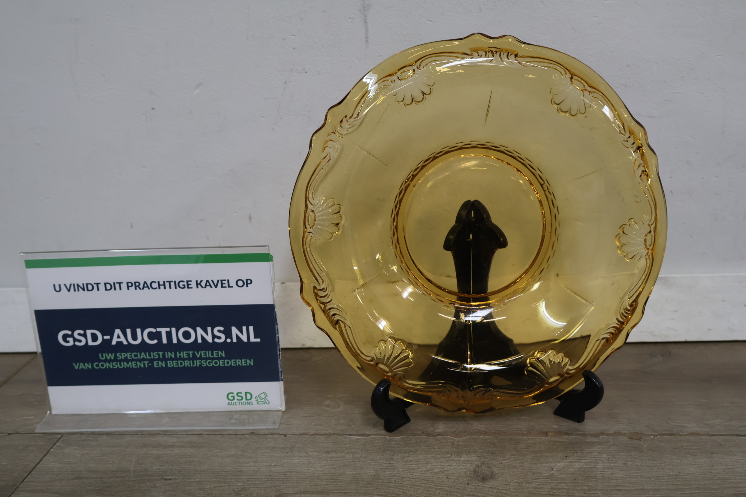 Amberkleurig glazen serveerschaal met reliëfdecoratie – foto 2 – kavel bij GSD Auctions, Zoeterwoude