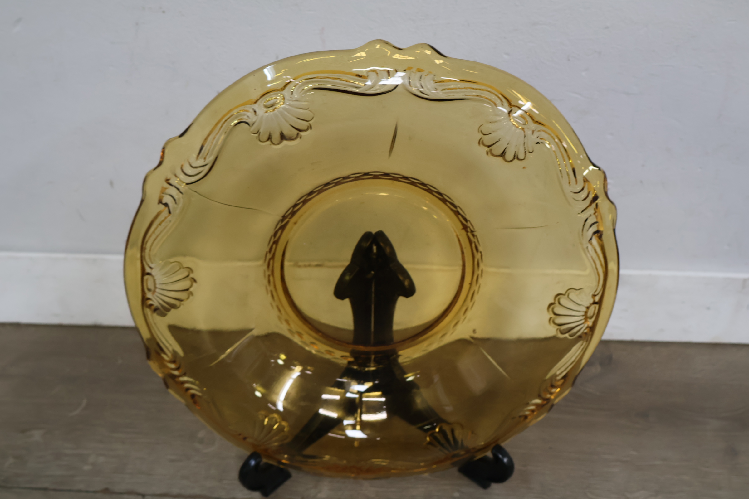 Amberkleurig glazen serveerschaal met reliëfdecoratie – foto 3 – kavel bij GSD Auctions, Zoeterwoude