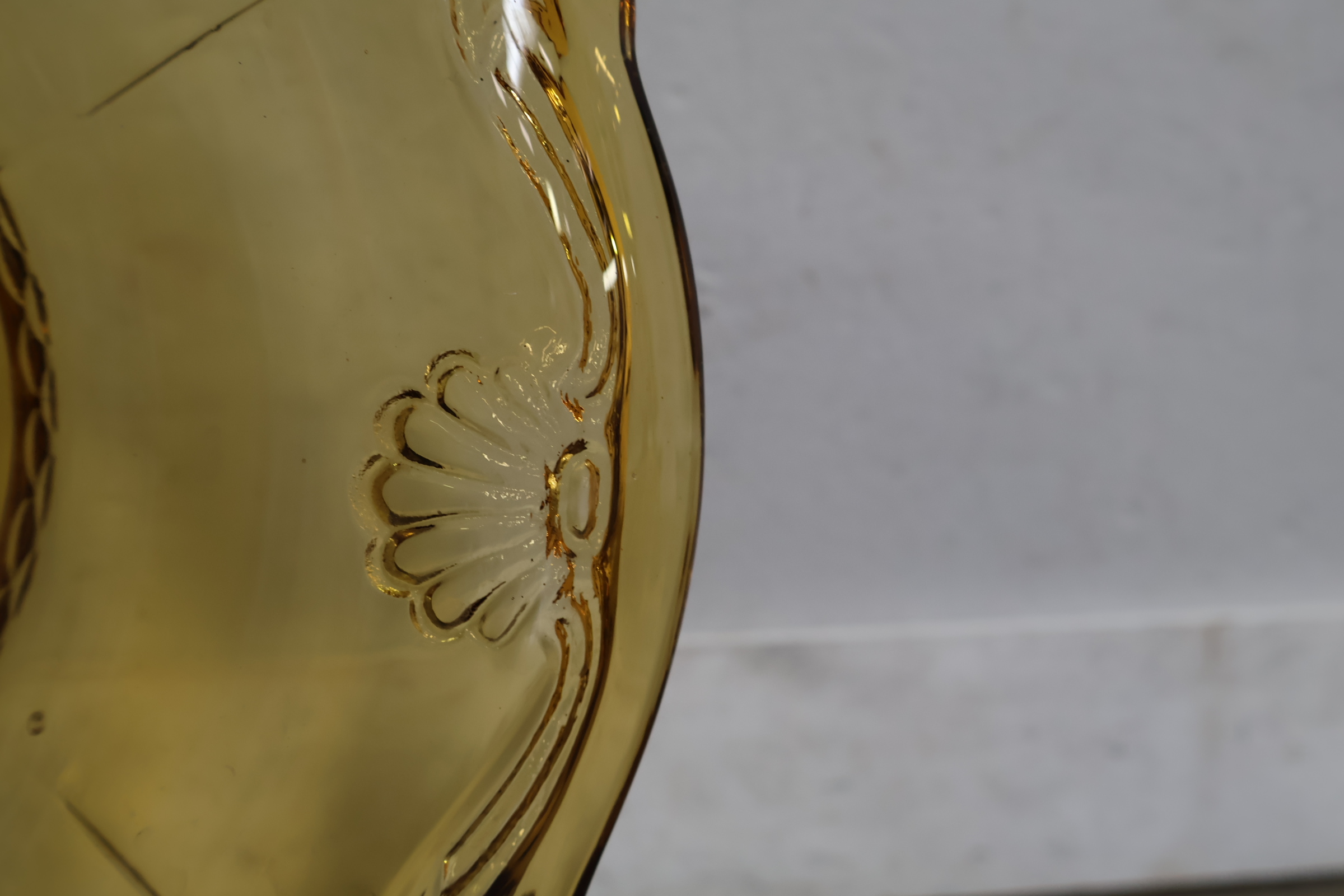 Amberkleurig glazen serveerschaal met reliëfdecoratie – foto 4 – kavel bij GSD Auctions, Zoeterwoude