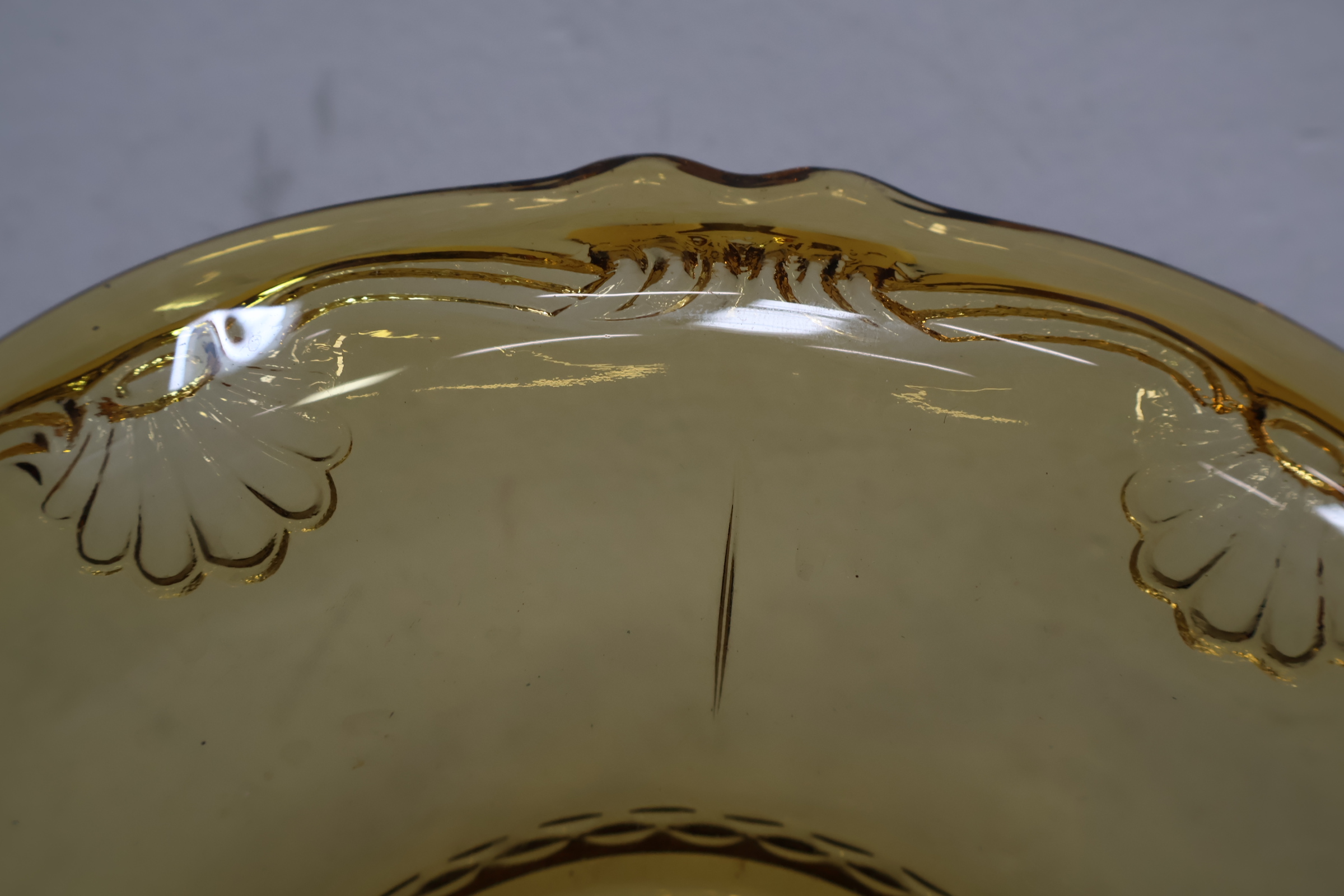Amberkleurig glazen serveerschaal met reliëfdecoratie – foto 5 – kavel bij GSD Auctions, Zoeterwoude