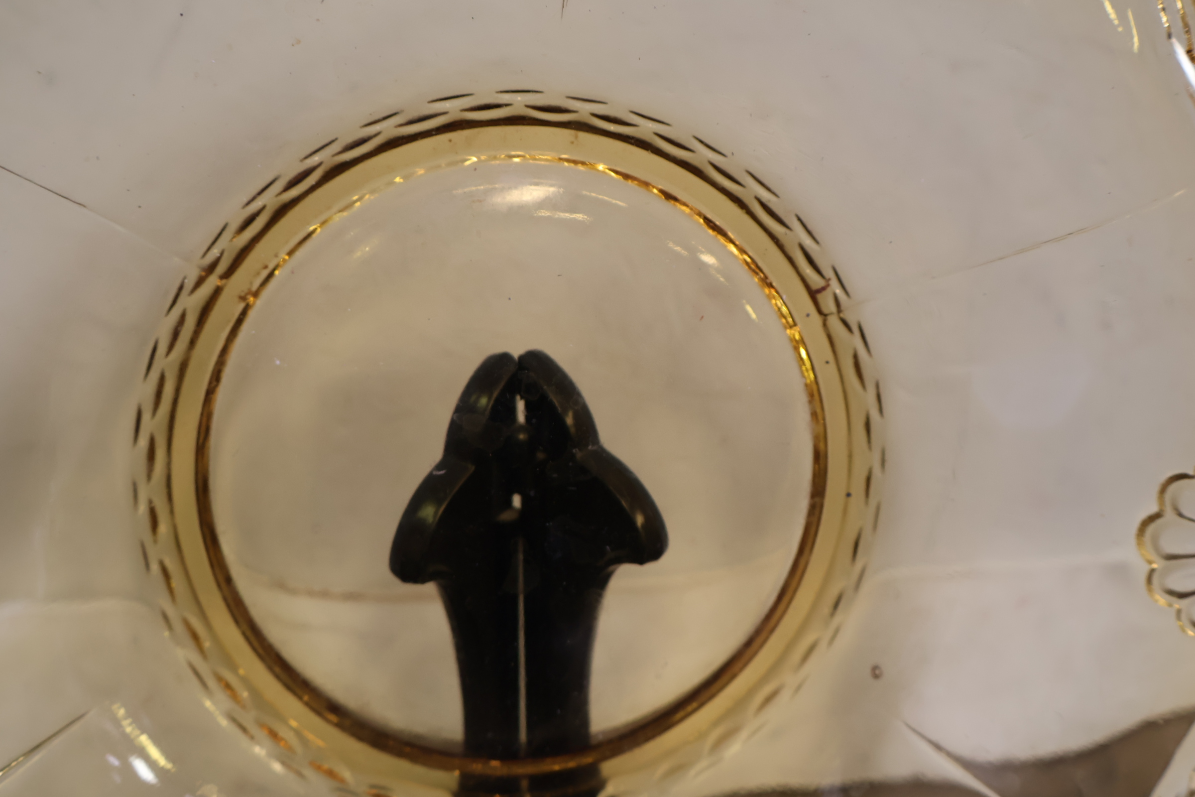 Amberkleurig glazen serveerschaal met reliëfdecoratie – foto 6 – kavel bij GSD Auctions, Zoeterwoude