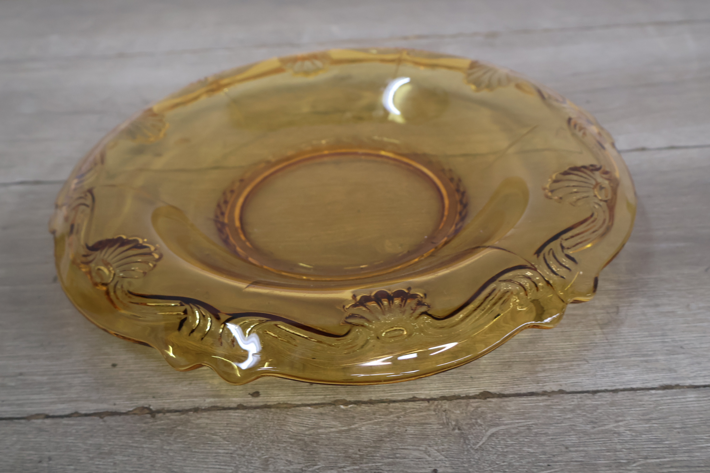 Amberkleurig glazen serveerschaal met reliëfdecoratie – foto 7 – kavel bij GSD Auctions, Zoeterwoude