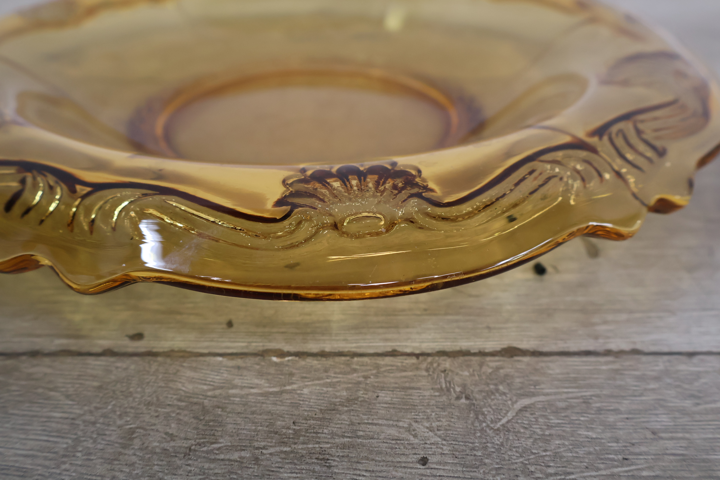 Amberkleurig glazen serveerschaal met reliëfdecoratie – foto 8 – kavel bij GSD Auctions, Zoeterwoude