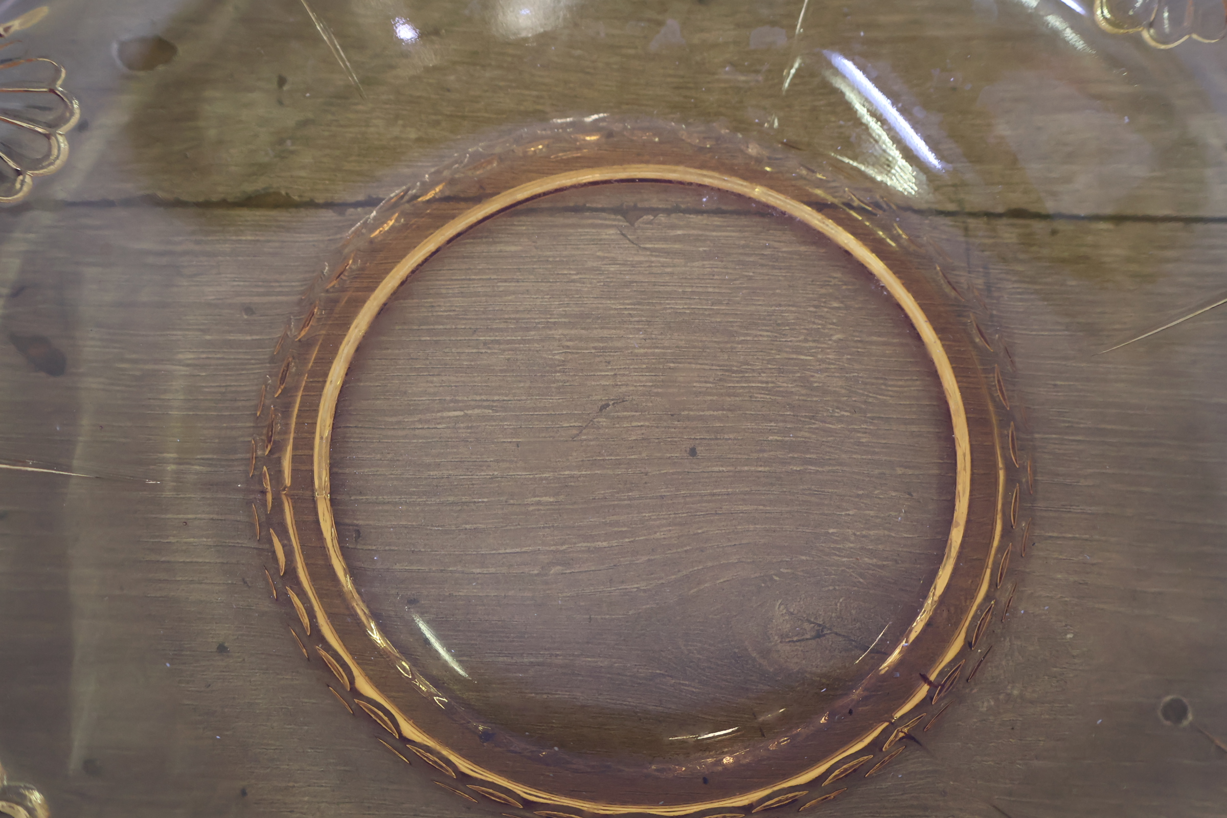 Amberkleurig glazen serveerschaal met reliëfdecoratie – foto 9 – kavel bij GSD Auctions, Zoeterwoude