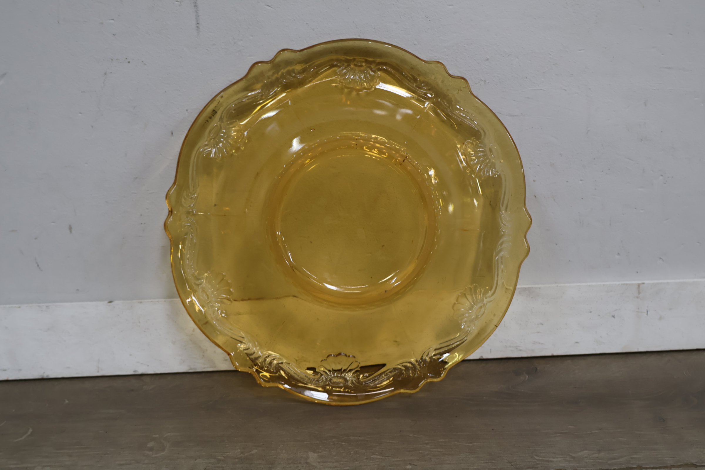 Amberkleurig glazen serveerschaal met reliëfdecoratie – foto 10 – kavel bij GSD Auctions, Zoeterwoude