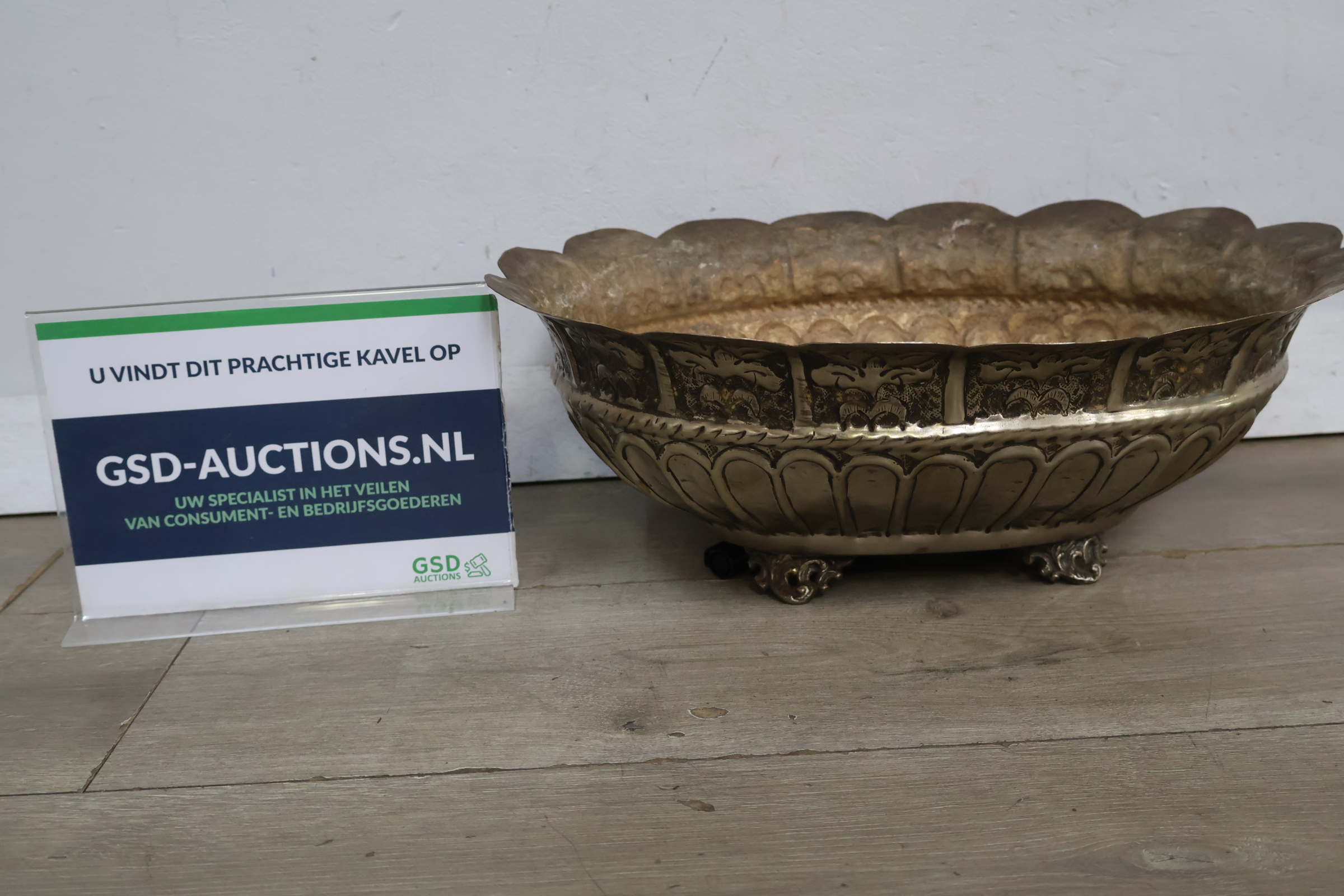 Brocante metalen schaal met voetjes – kavel bij GSD Auctions, Zoeterwoude