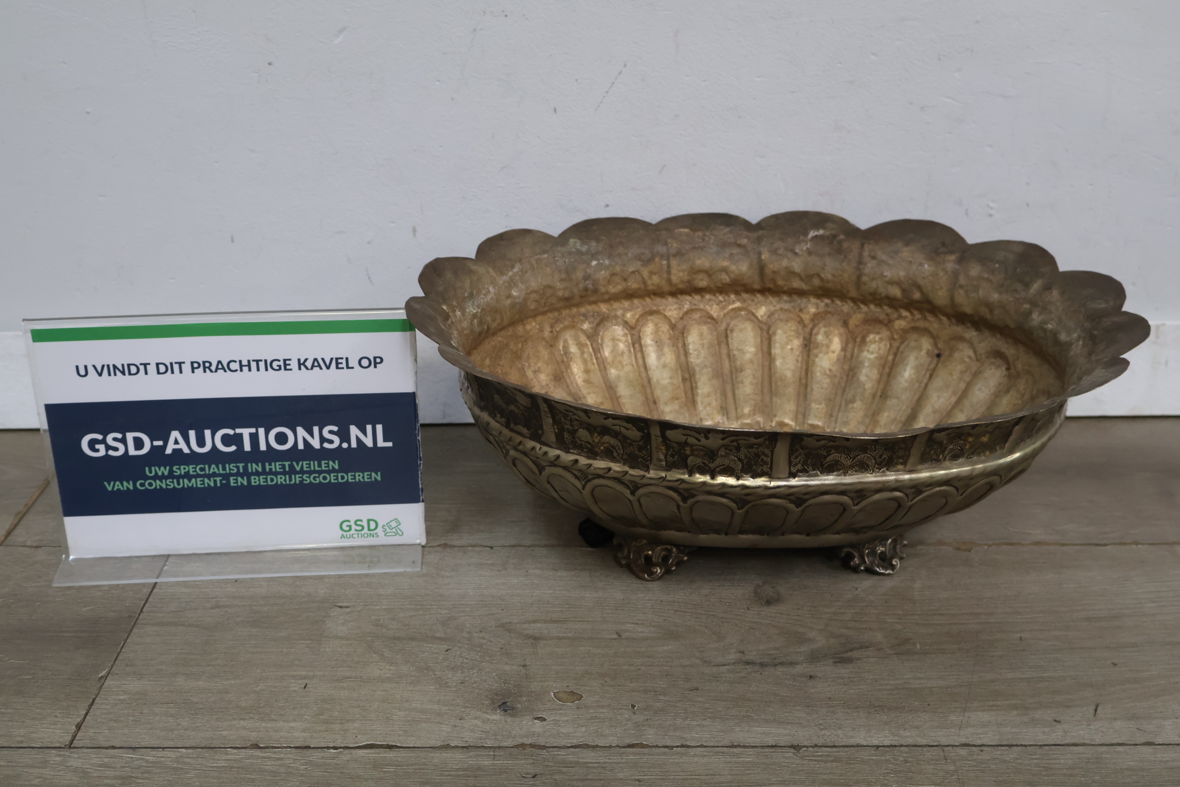 Brocante metalen schaal met voetjes – foto 2 – kavel bij GSD Auctions, Zoeterwoude