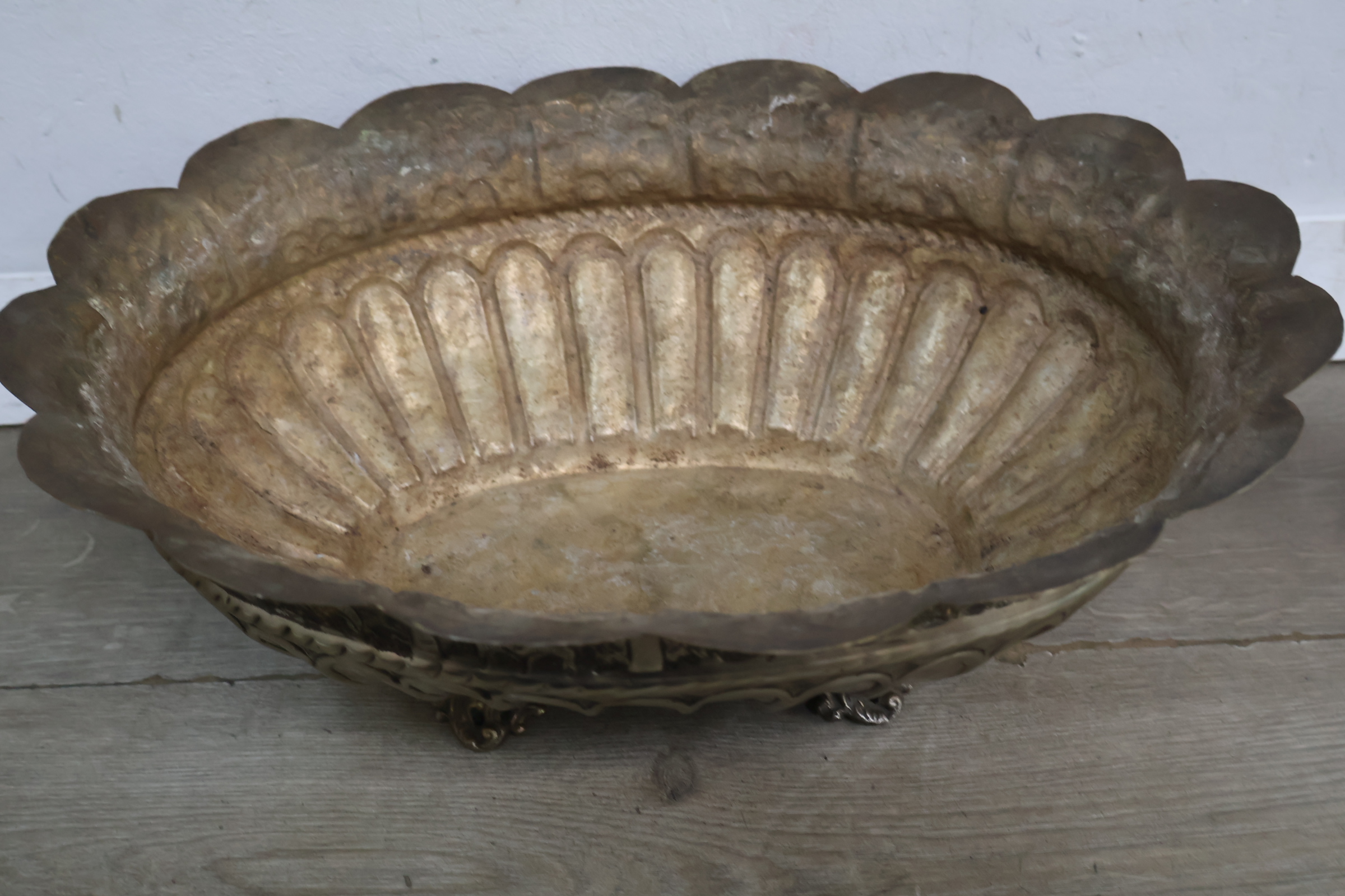 Brocante metalen schaal met voetjes – foto 3 – kavel bij GSD Auctions, Zoeterwoude
