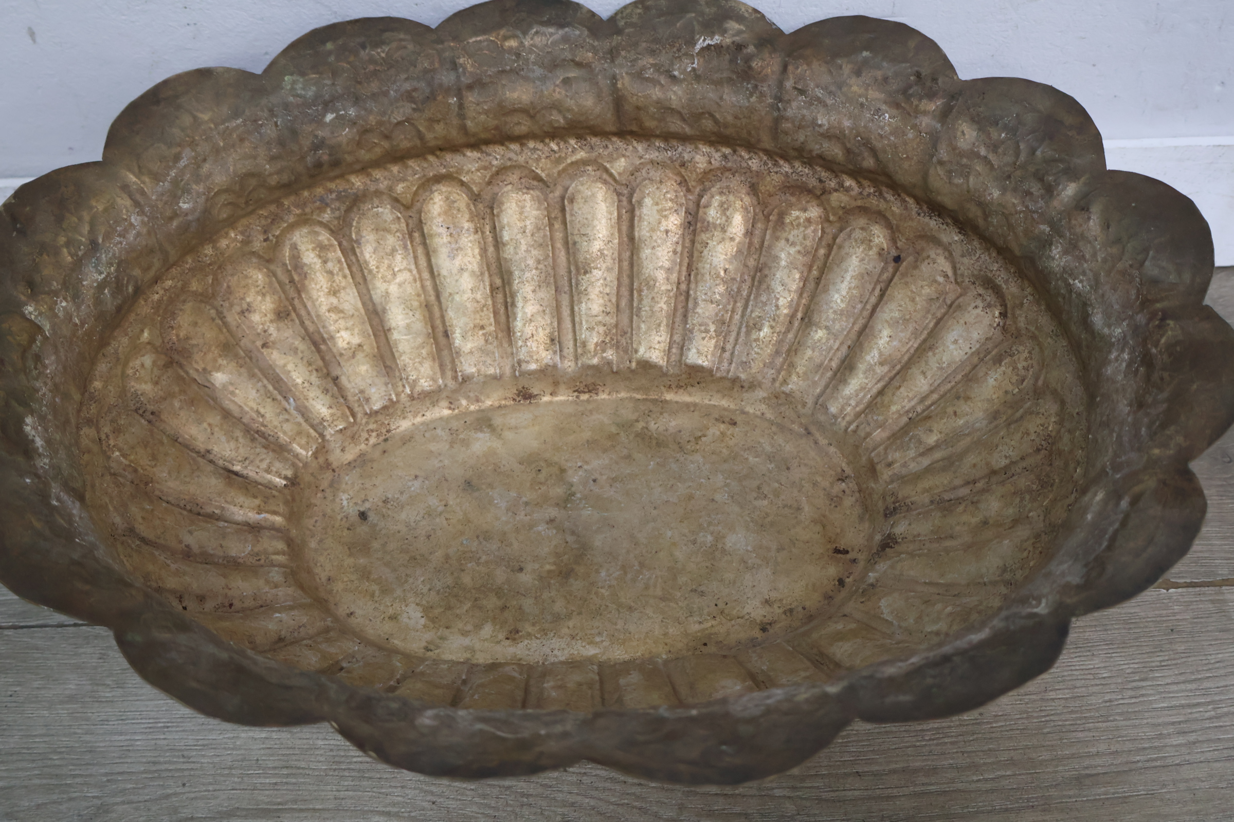 Brocante metalen schaal met voetjes – foto 4 – kavel bij GSD Auctions, Zoeterwoude