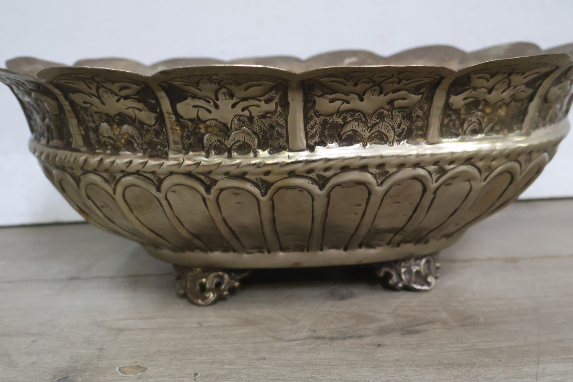 Brocante metalen schaal met voetjes – foto 6 – kavel bij GSD Auctions, Zoeterwoude