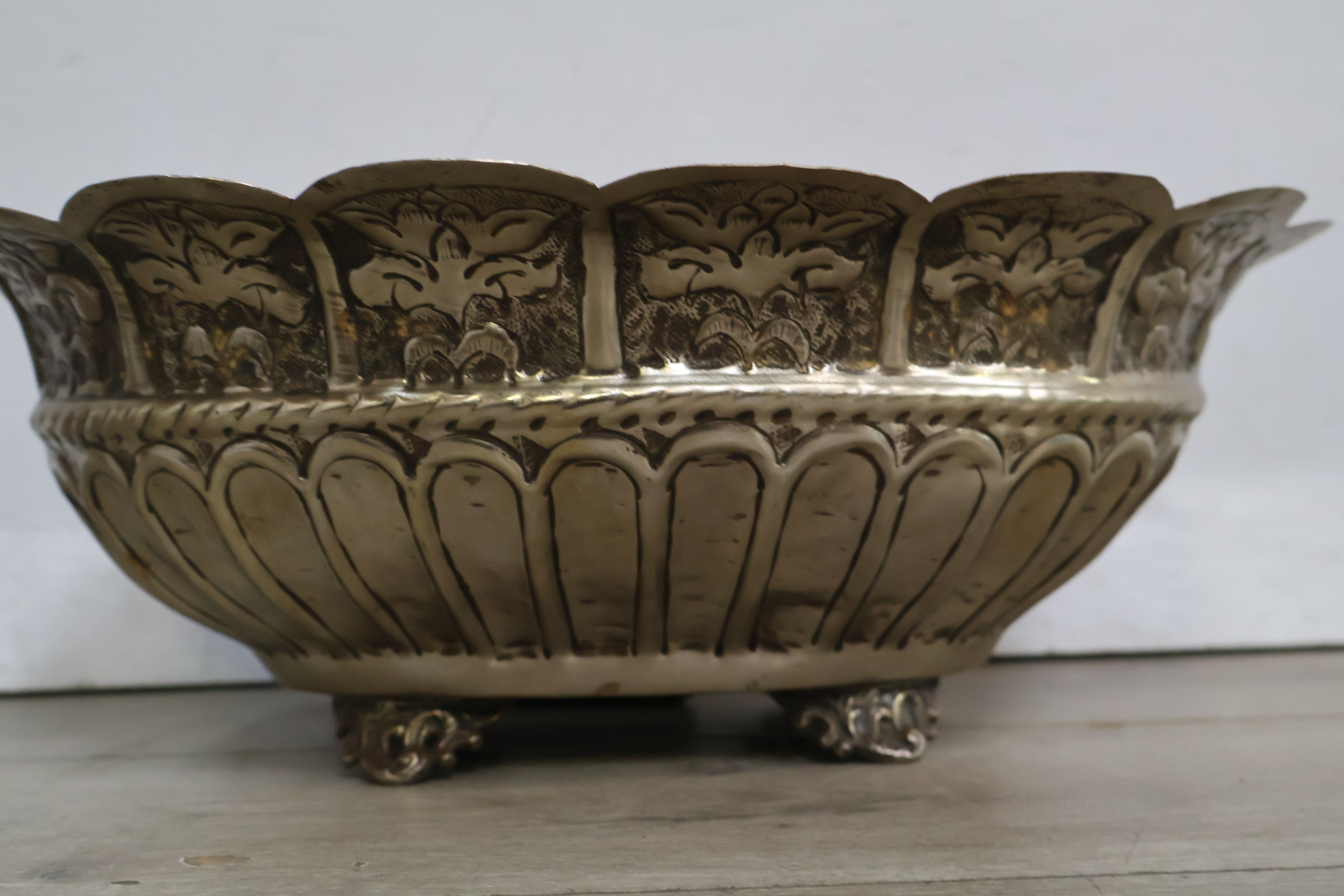 Brocante metalen schaal met voetjes – foto 7 – kavel bij GSD Auctions, Zoeterwoude